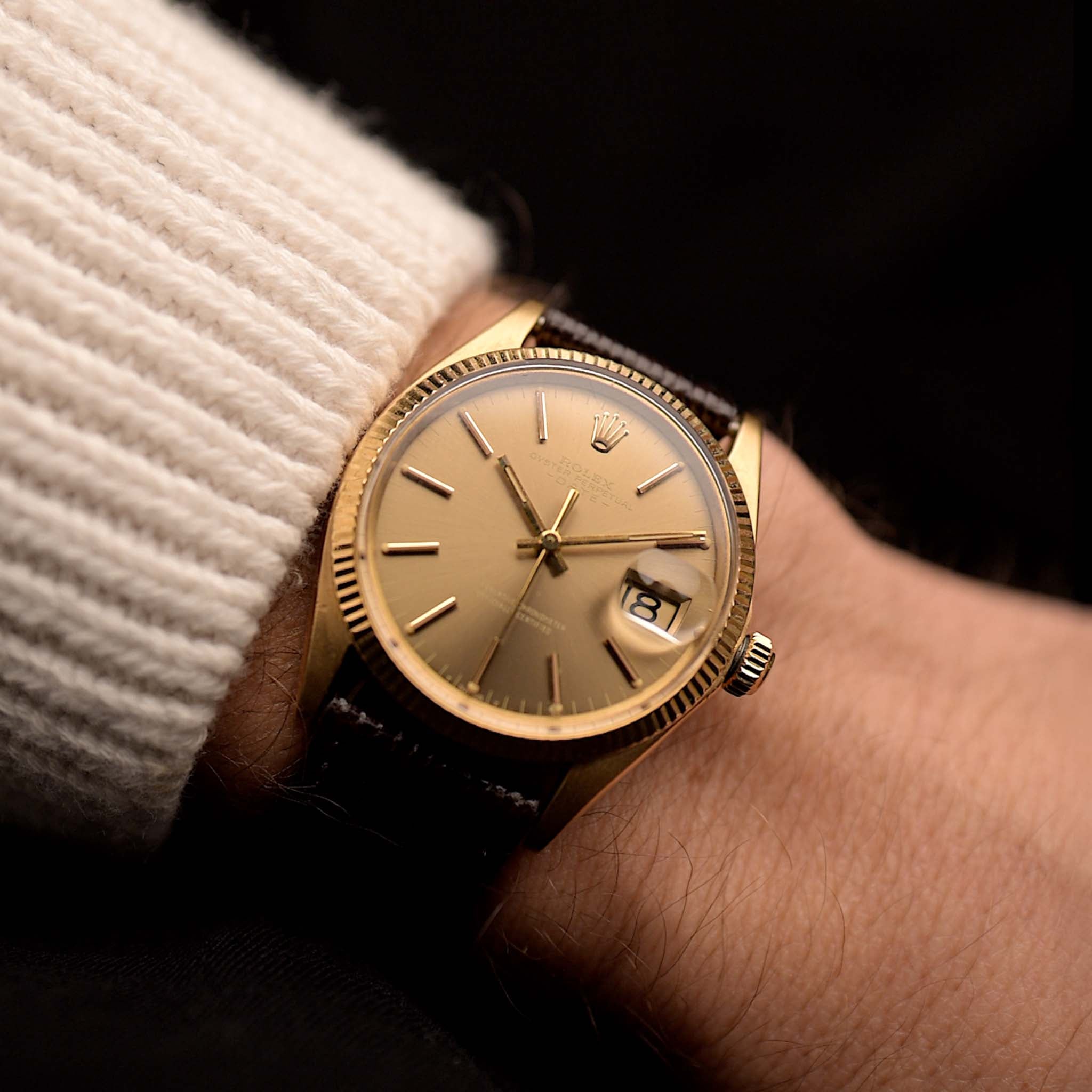 Reloj Rolex Vintage 18k Oyster Perpetual 1503 Date de 1971, caja de oro amarillo de 34,5 mm, automático Calibre 1570, esfera con sol en la muñeca
