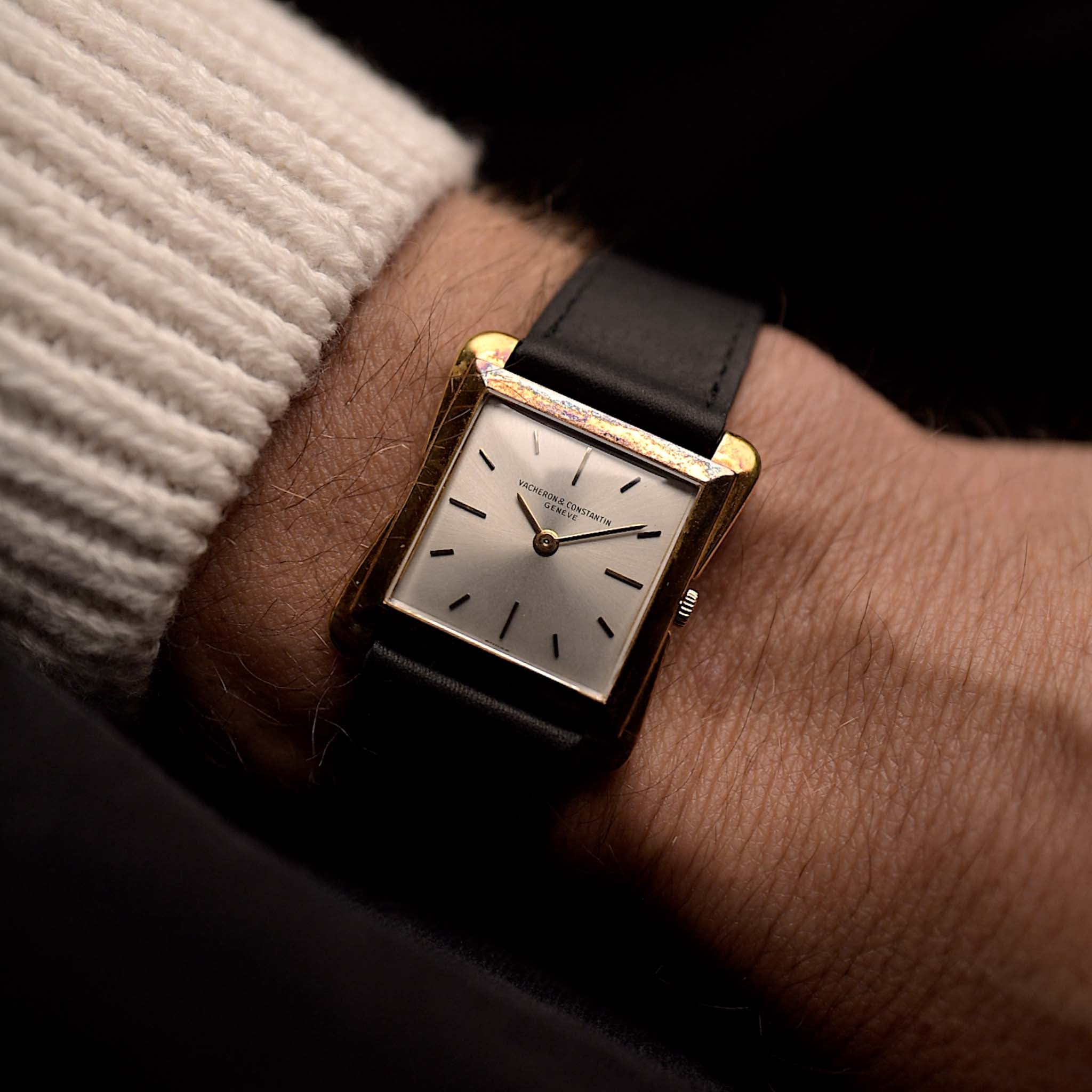 Vacheron Constantin 4963 Toledo Reloj Antiguo de los años 50 de pulsera sobre fondo negro. 27 mm de ancho con caja de oro amarillo de 18 quilates, movimiento de cuerda manual, esfera plateada con rayos de sol impecable y correa de piel negra.