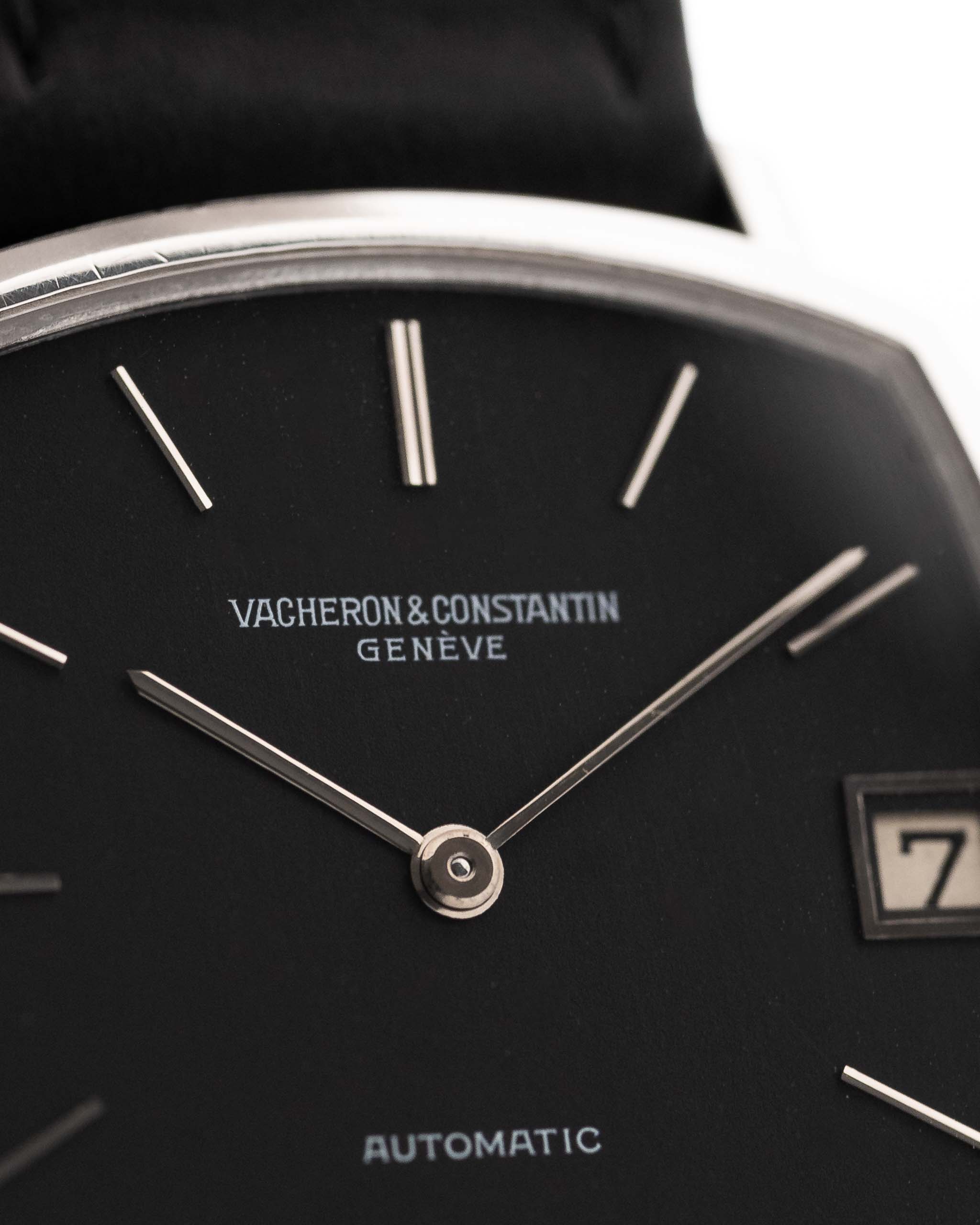Primer plano de la esfera de un reloj Vacheron Constantin con esfera negra y detalles plateados.
