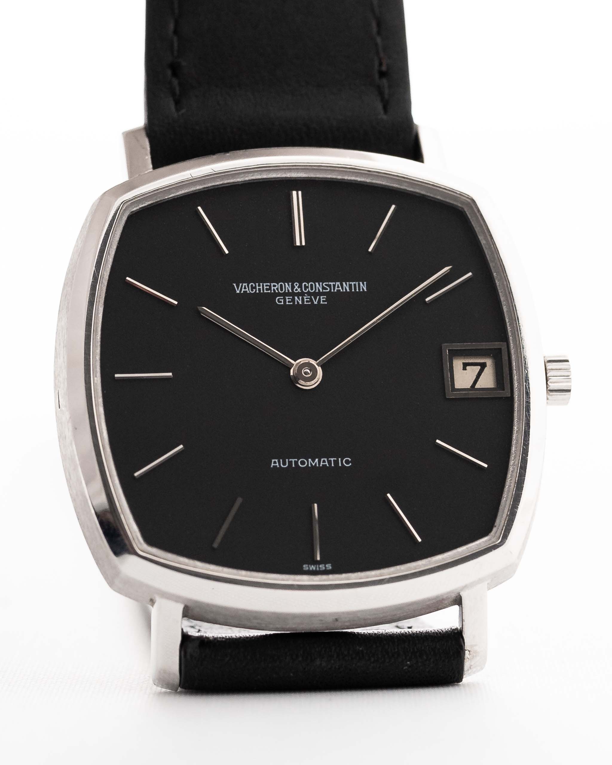 Reloj Vacheron Constantin con esfera negra y correa de cuero sobre fondo blanco