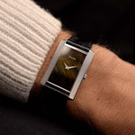 Reloj Piaget Vintage 9214 Rectangular Ojo de Halcón 18k de los años 70 de pulsera. 23mm con caja Hobnail de oro blanco 18k, calibre 9P de cuerda manual, esfera impecable de piedra ojo de halcón y correa de piel.