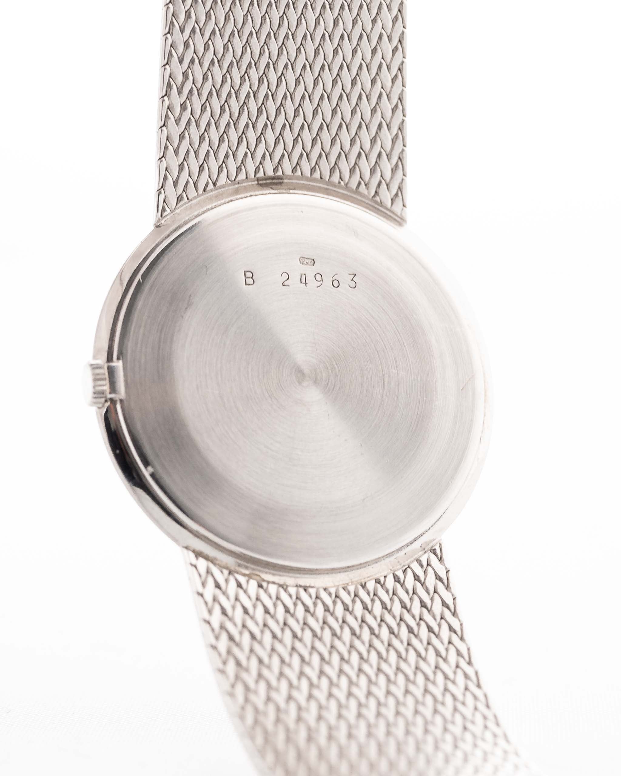 Photo en gros plan d'une Audemars Piguet 18k Black des années 1970. Boîtier de 31,5 mm en or blanc 18k avec remontage manuel Cal. 2003, cadran noir profond et bracelet en or blanc 18k.