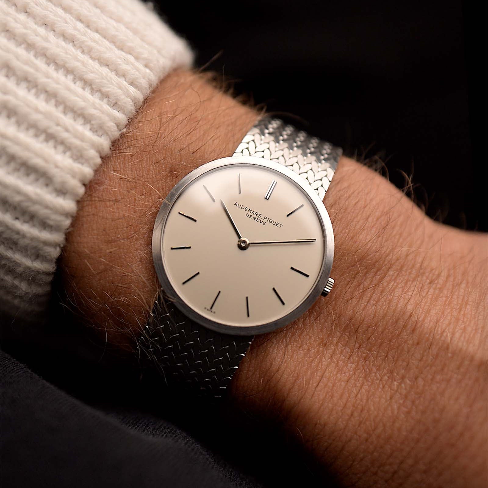 Montre vintage Audemars Piguet Calatrava 18k Ultra Thin des années 1970. 31mm, boîtier et bracelet en or blanc 18k, mouvement à remontage manuel et cadran argenté impeccable.