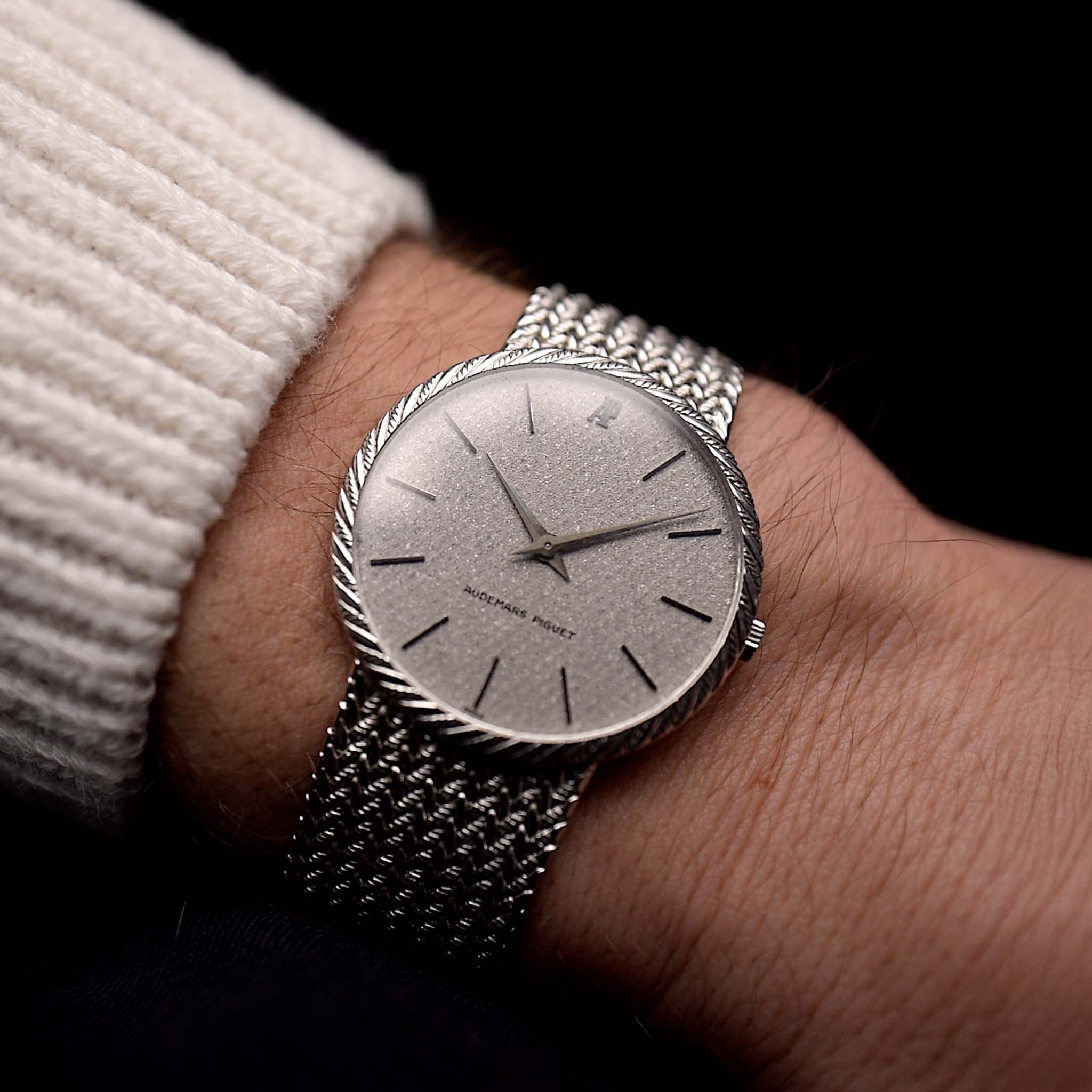 Audemars Piguet 18k Calatrava avec boîtier de 34 mm en or blanc 18k, cadran argenté réfléchissant et bracelet en or blanc.