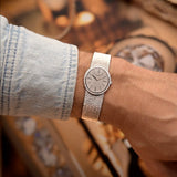 Montre vintage Piaget Ellipse 9821 Bark White Gold des années 1970 sur un poignet.