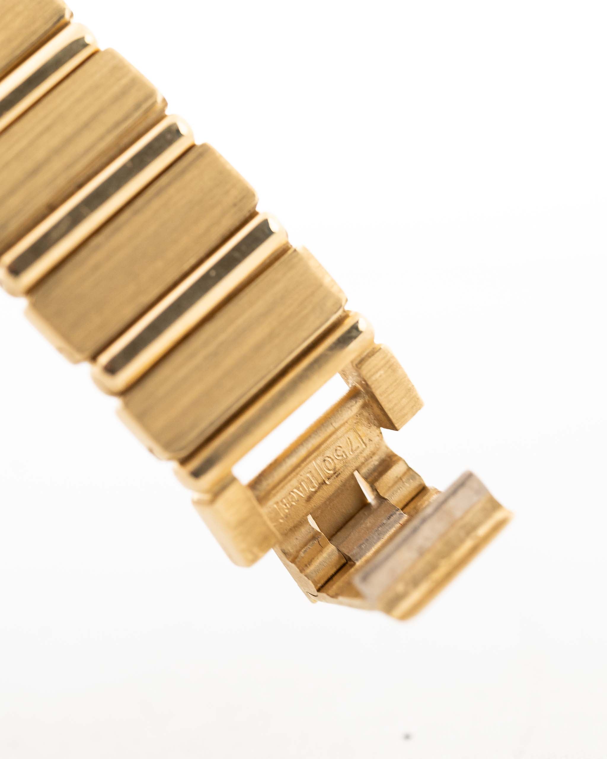 Photo en gros plan d'une Piaget 791 Polo des années 1980. Boîtier de 30mm, or jaune 18k, cadran en or, bracelet intégré en or 18k et mouvement à quartz.