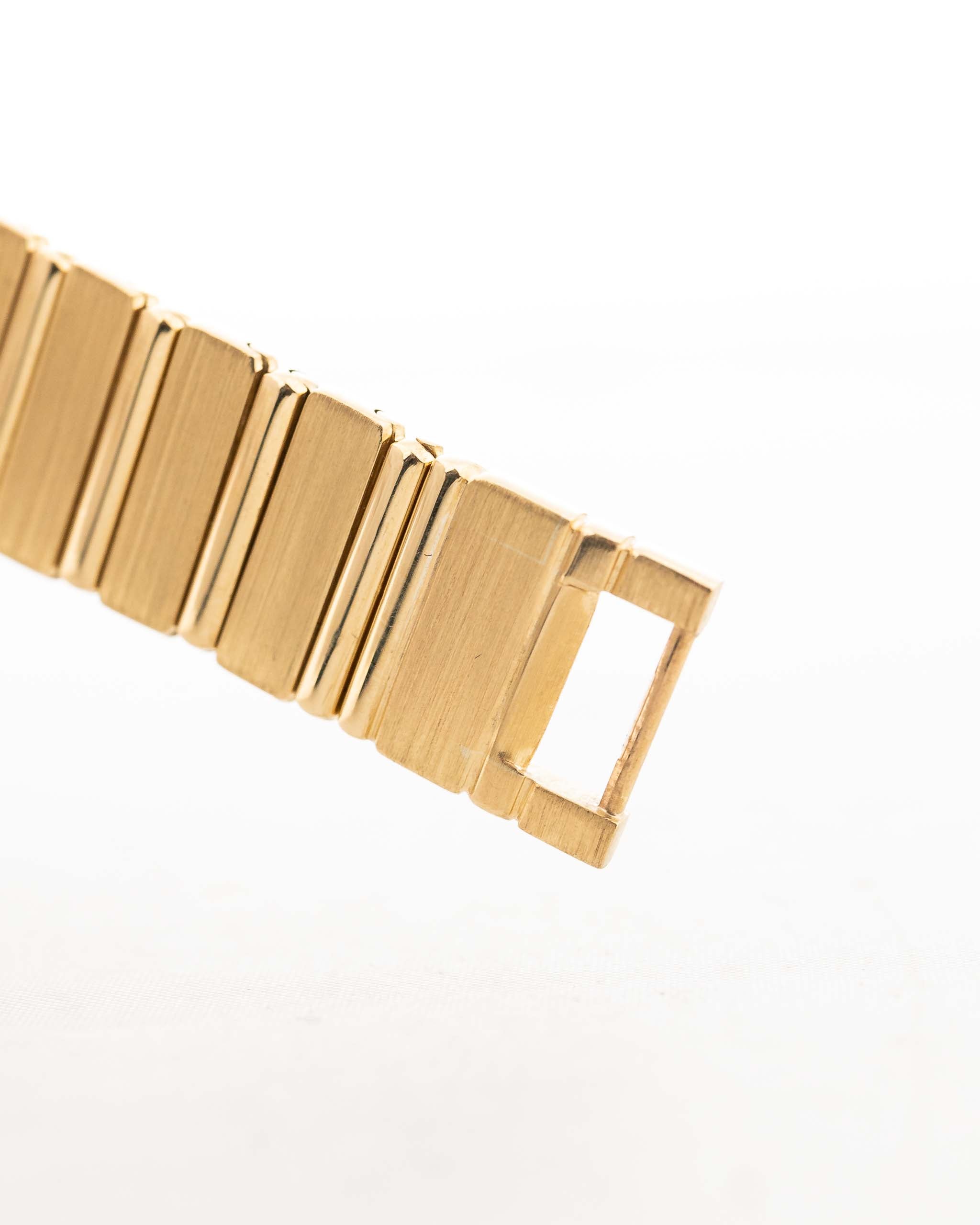 Photo en gros plan d'une Piaget 791 Polo des années 1980. Boîtier de 30mm, or jaune 18k, cadran en or, bracelet intégré en or 18k et mouvement à quartz.