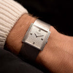 Montre Patek Philippe Gondolo 3572 Roman des années 1970 sur un poignet. 26 mm en or blanc 18 carats, calibre 175 à remontage manuel, cadran martelé impeccable et bracelet en or blanc.