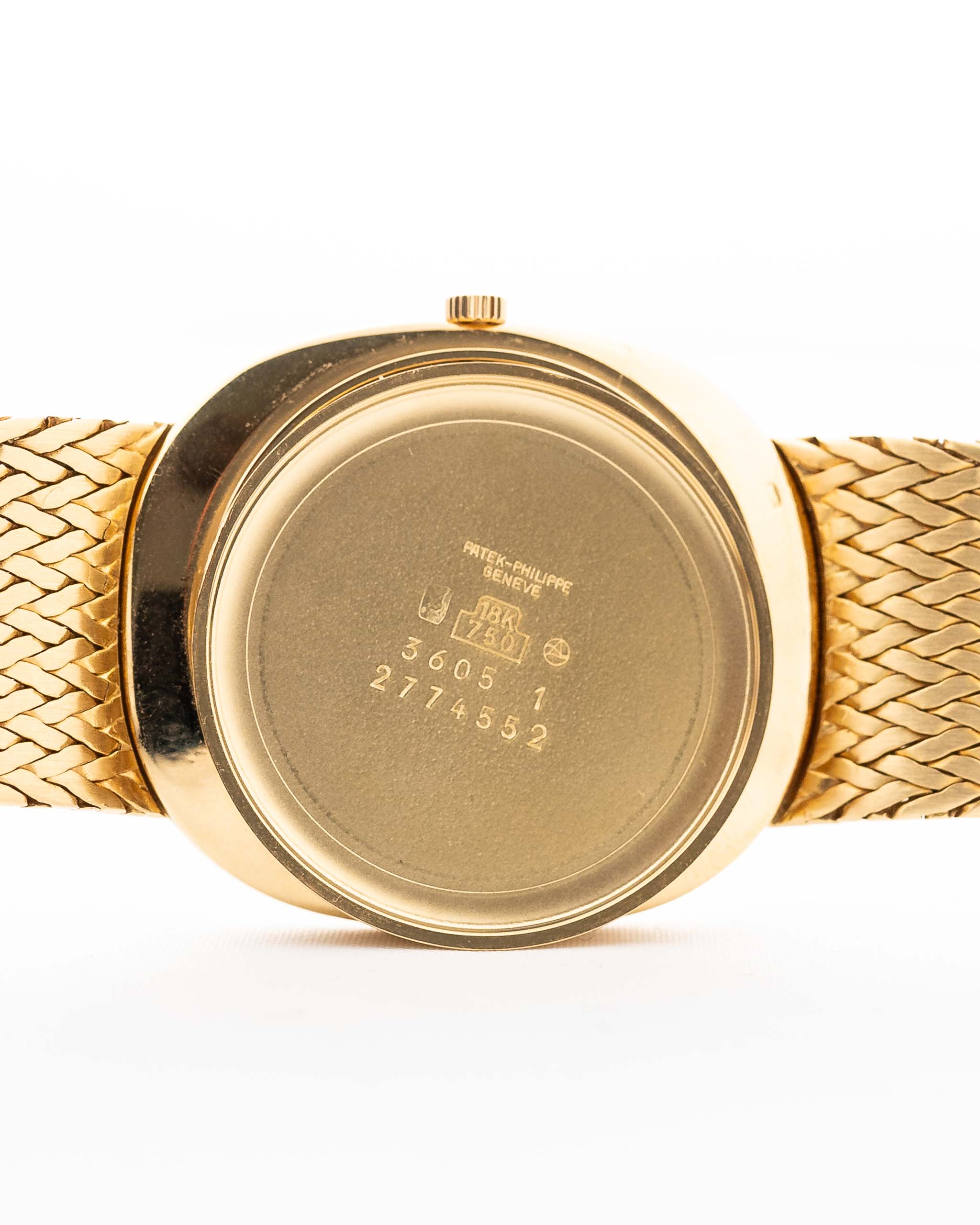 Photo en gros plan d'une Patek Philippe Ellipse 3605 Jumbo de 1978. 33mm en or jaune 18 carats avec calibre automatique 28-255 C, cadran Sigma doré et bracelet intégré en or.