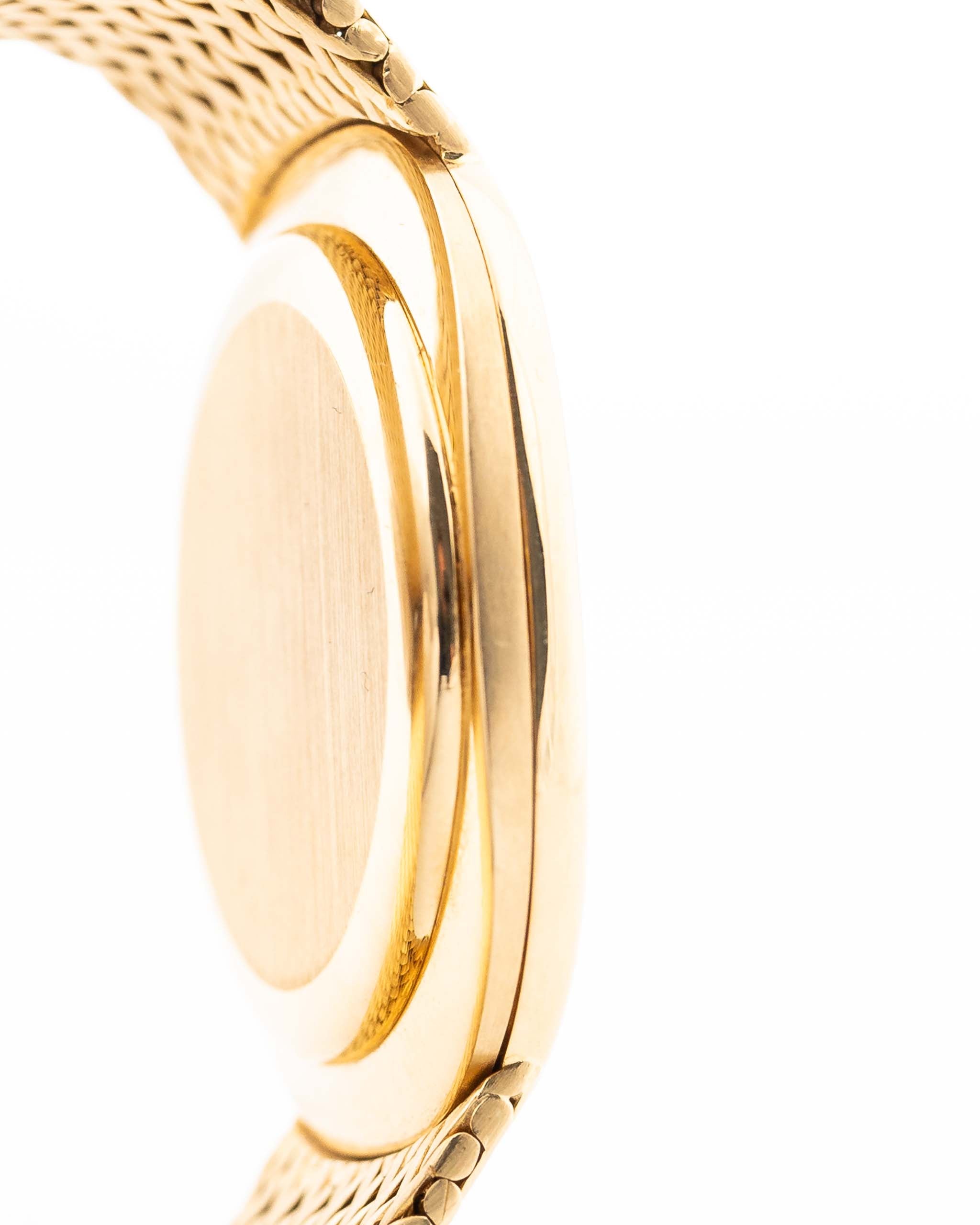 Photo en gros plan d'une Patek Philippe Ellipse 3605 Jumbo de 1978. 33mm en or jaune 18 carats avec calibre automatique 28-255 C, cadran Sigma doré et bracelet intégré en or.