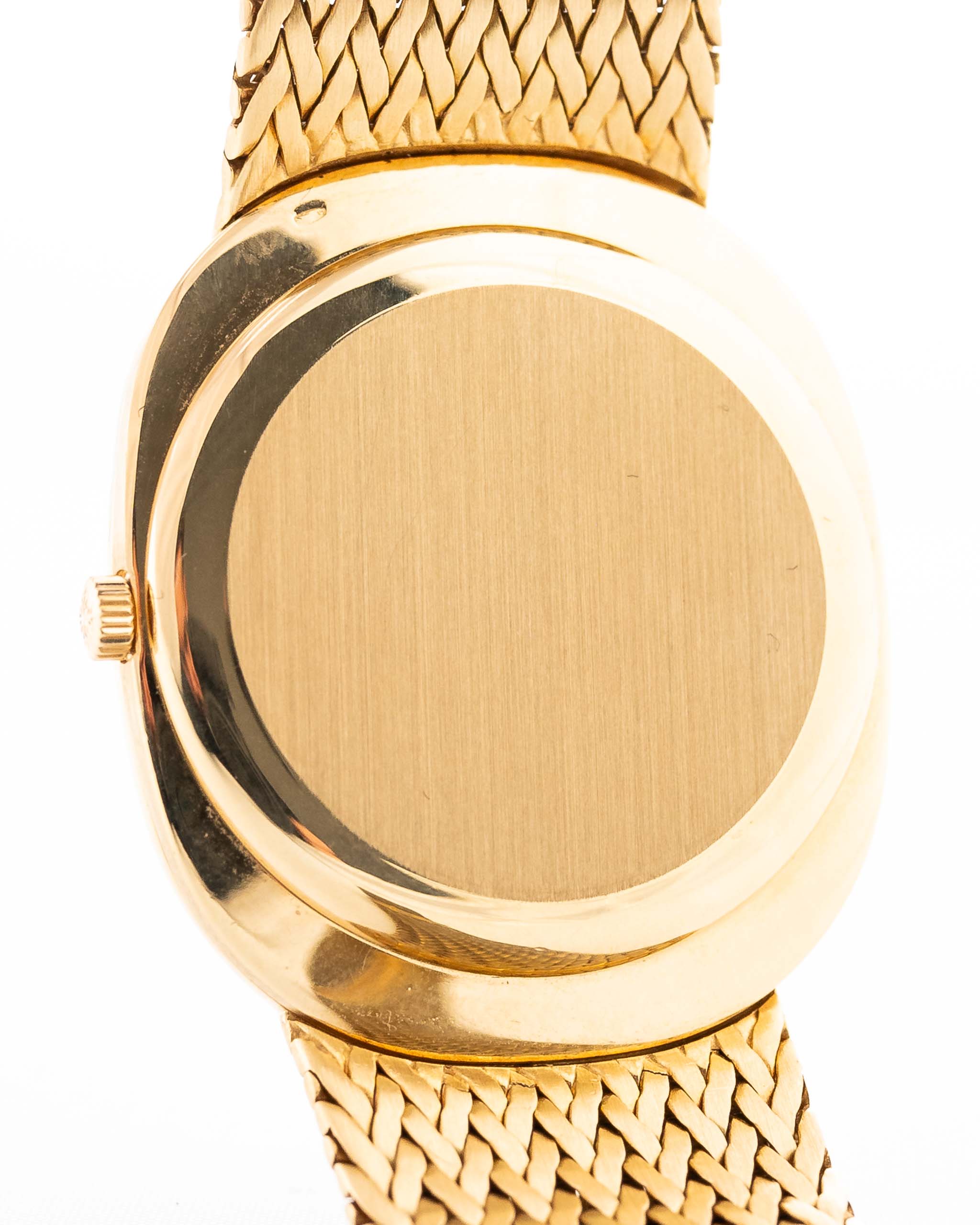 Photo en gros plan d'une Patek Philippe Ellipse 3605 Jumbo de 1978. 33mm en or jaune 18 carats avec calibre automatique 28-255 C, cadran Sigma doré et bracelet intégré en or.
