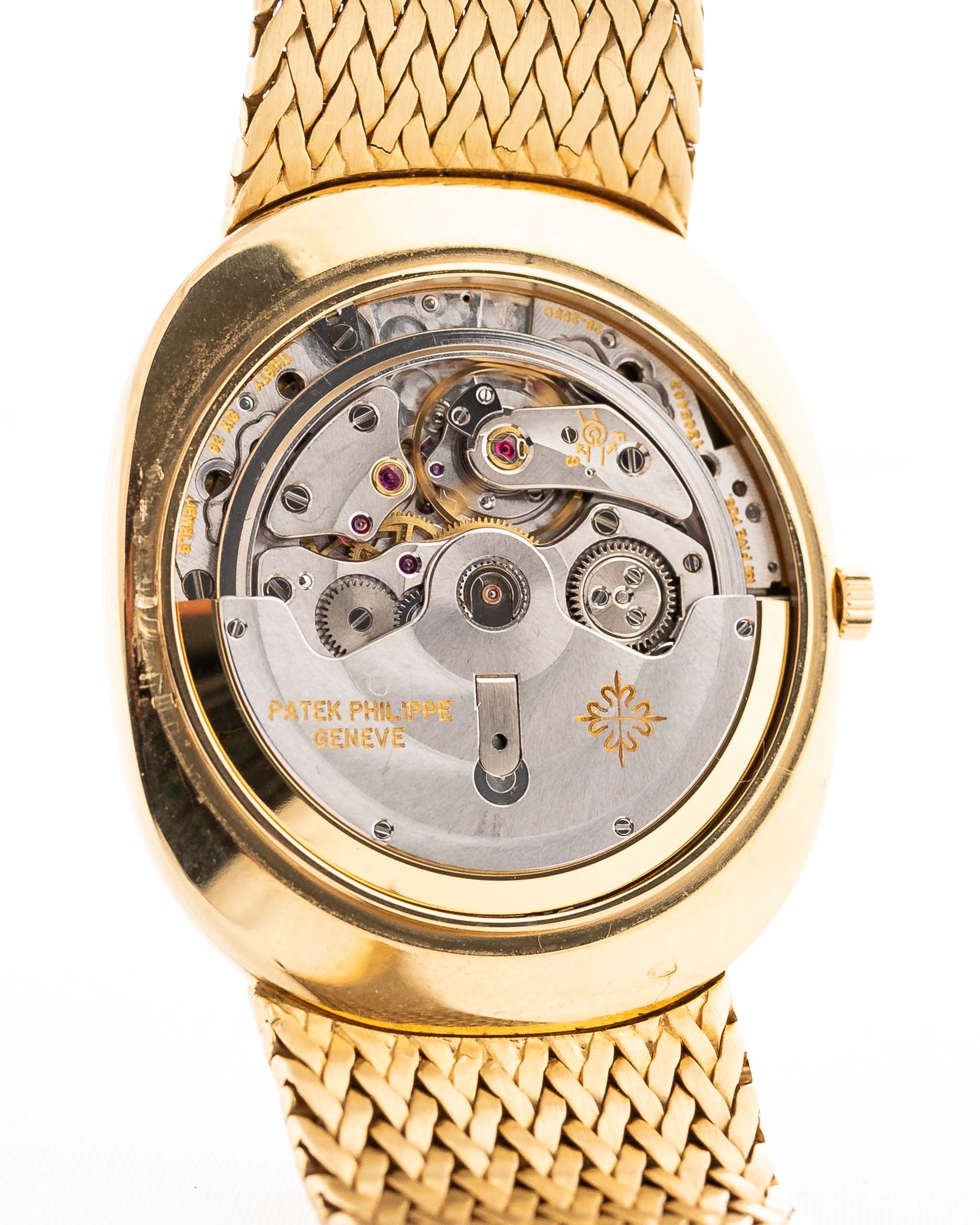 Photo en gros plan d'une Patek Philippe Ellipse 3605 Jumbo de 1978. 33mm en or jaune 18 carats avec calibre automatique 28-255 C, cadran Sigma doré et bracelet intégré en or.
