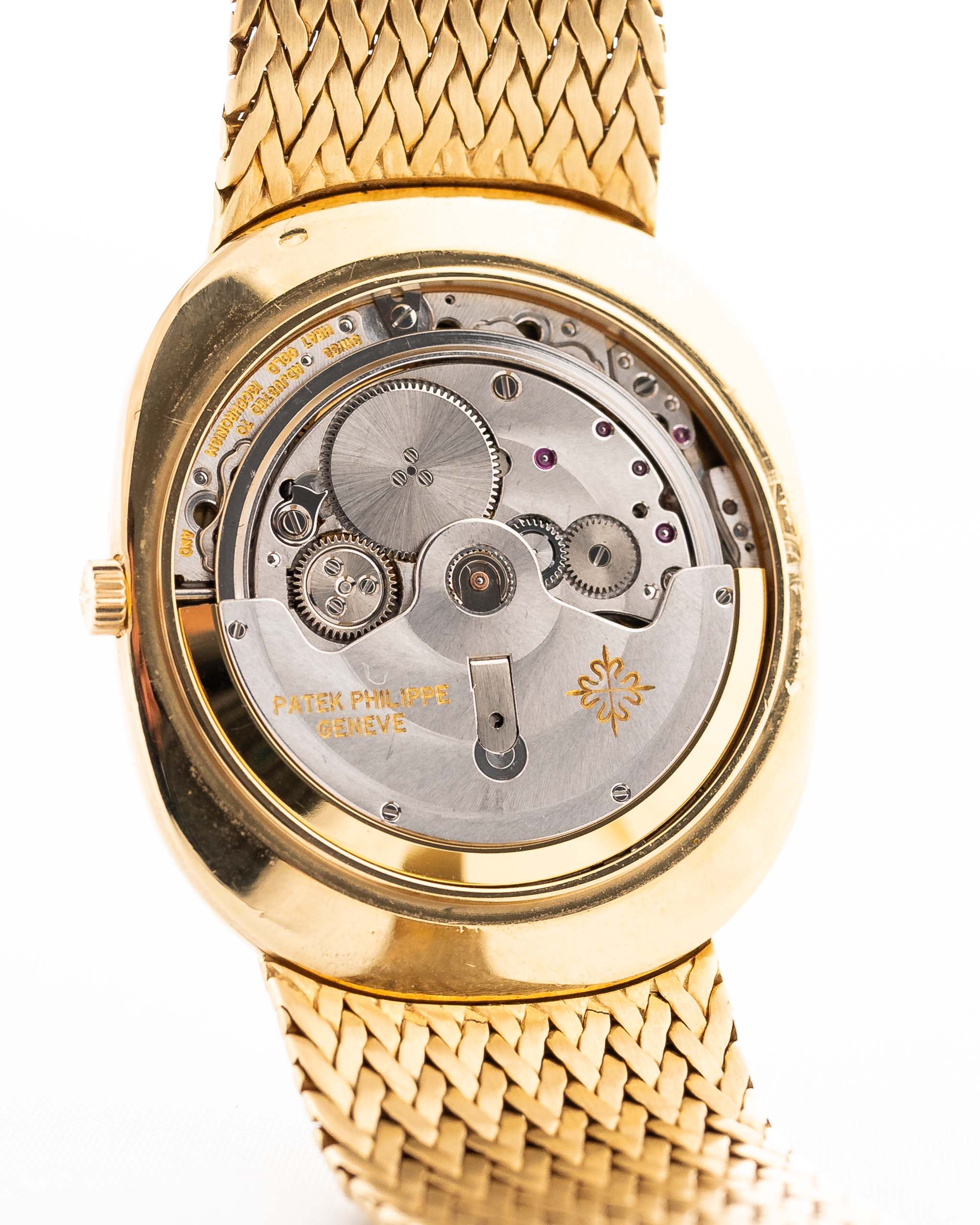 Photo en gros plan d'une Patek Philippe Ellipse 3605 Jumbo de 1978. 33mm en or jaune 18 carats avec calibre automatique 28-255 C, cadran Sigma doré et bracelet intégré en or.