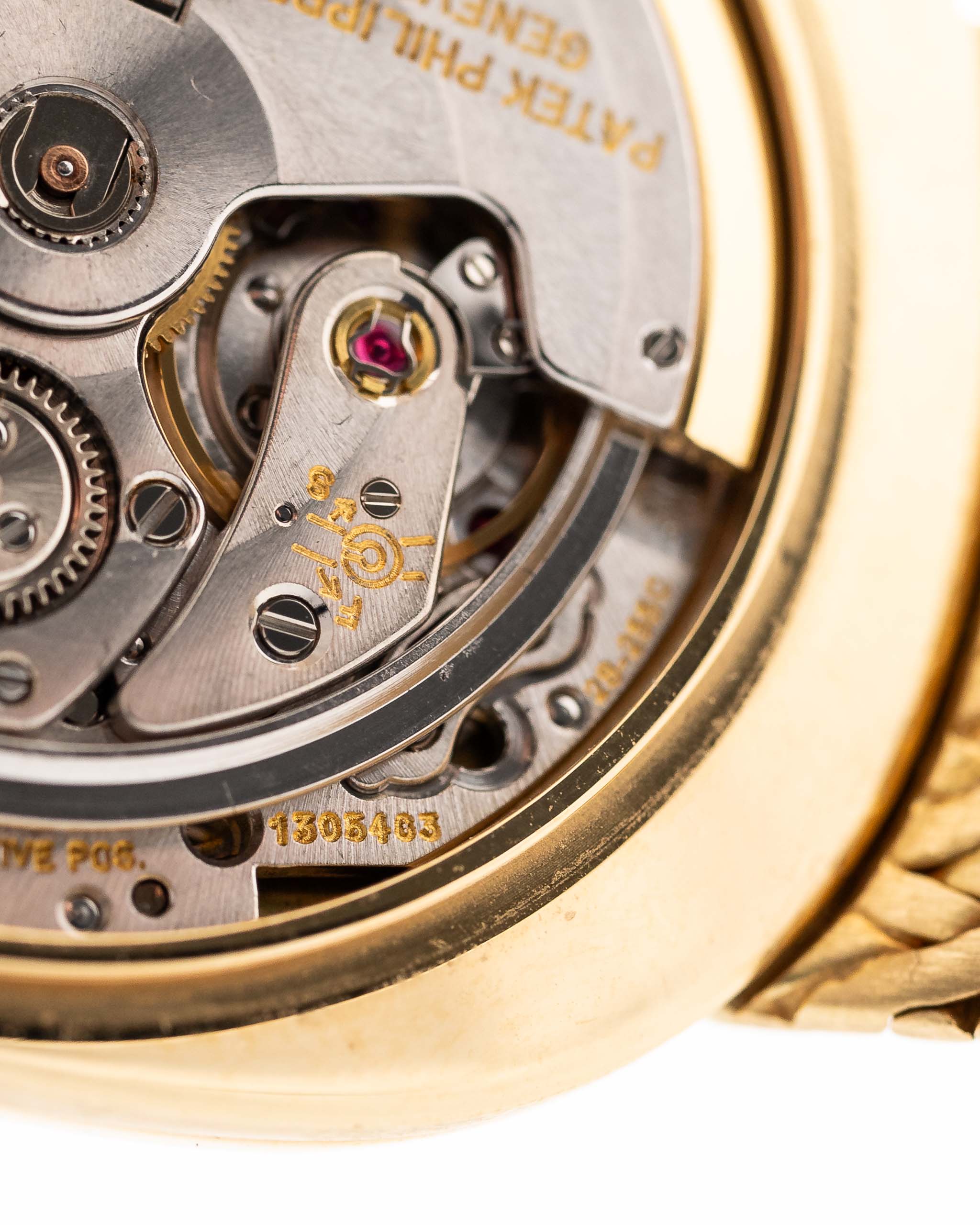 Photo en gros plan d'un mouvement vintage Patek Philippe Ellipse 3605 Jumbo de 1978. 33mm en or jaune 18k avec calibre automatique 28-255 C, cadran Sigma doré et bracelet intégré en or.