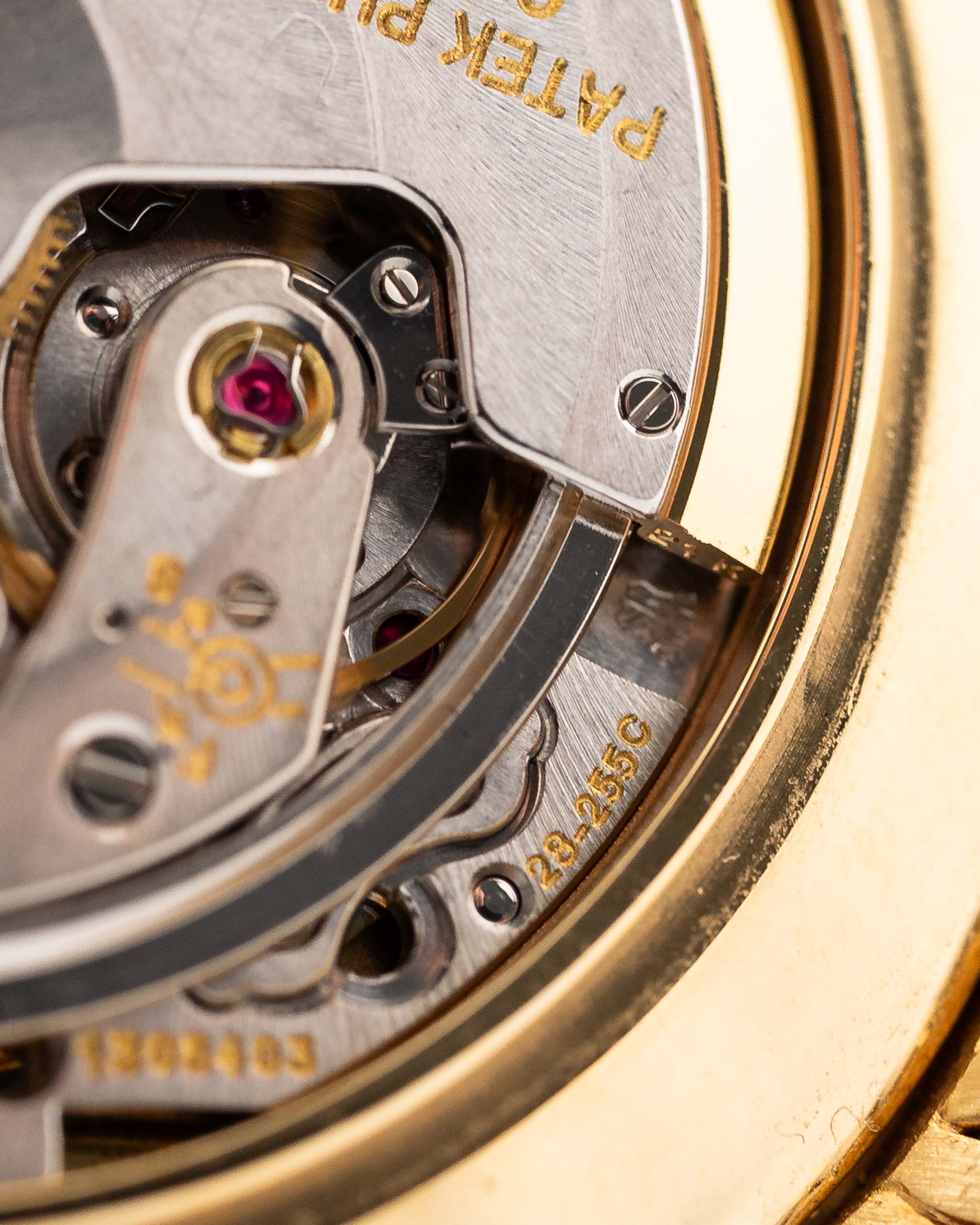 Photo en gros plan d'une Patek Philippe Ellipse 3605 Jumbo de 1978. 33mm en or jaune 18 carats avec calibre automatique 28-255 C, cadran Sigma doré et bracelet intégré en or.
