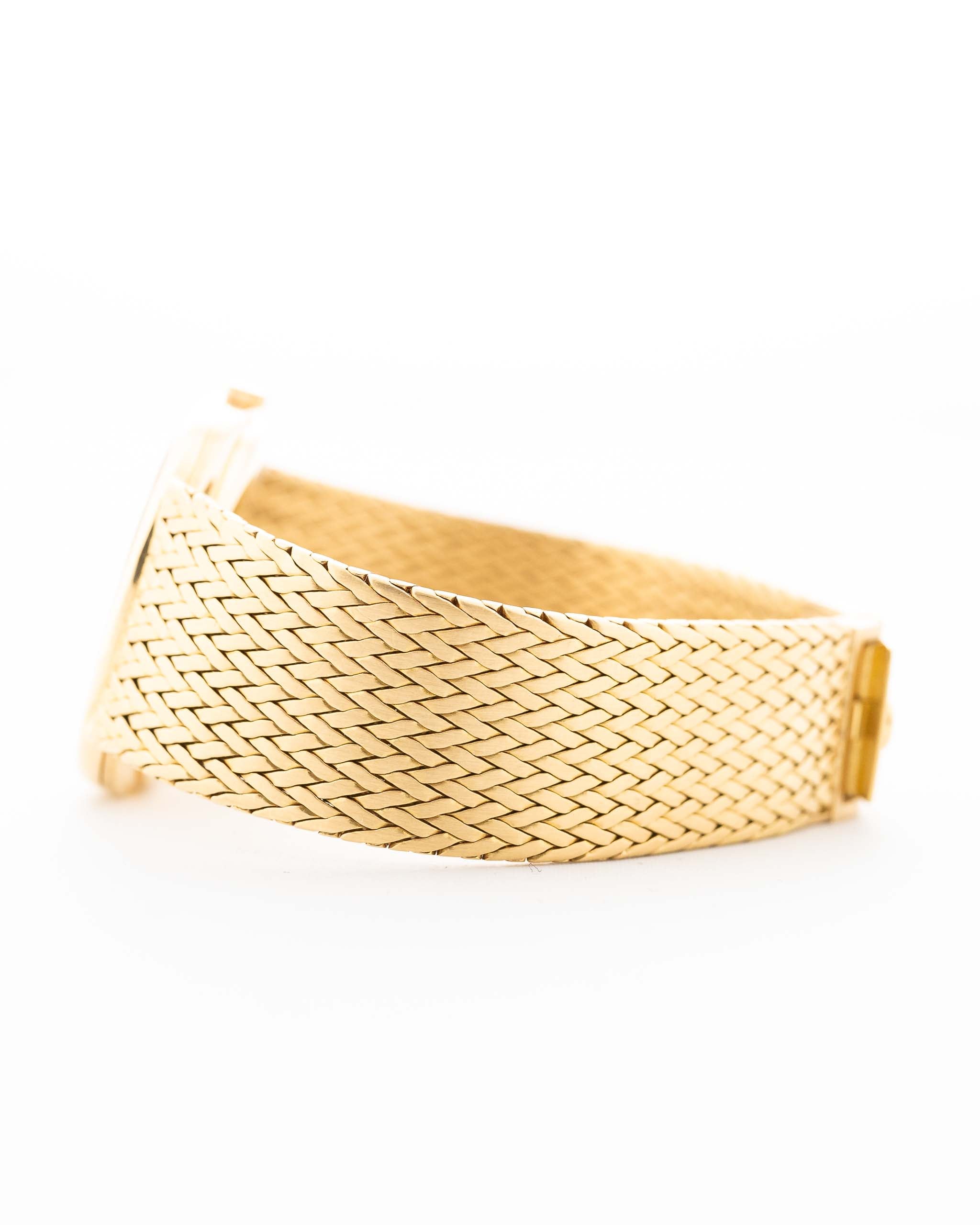 Photo en gros plan d'un bracelet vintage Patek Philippe Ellipse 3605 Jumbo de 1978. 33mm en or jaune 18 carats avec calibre automatique 28-255 C, cadran Sigma doré et bracelet en or intégré.