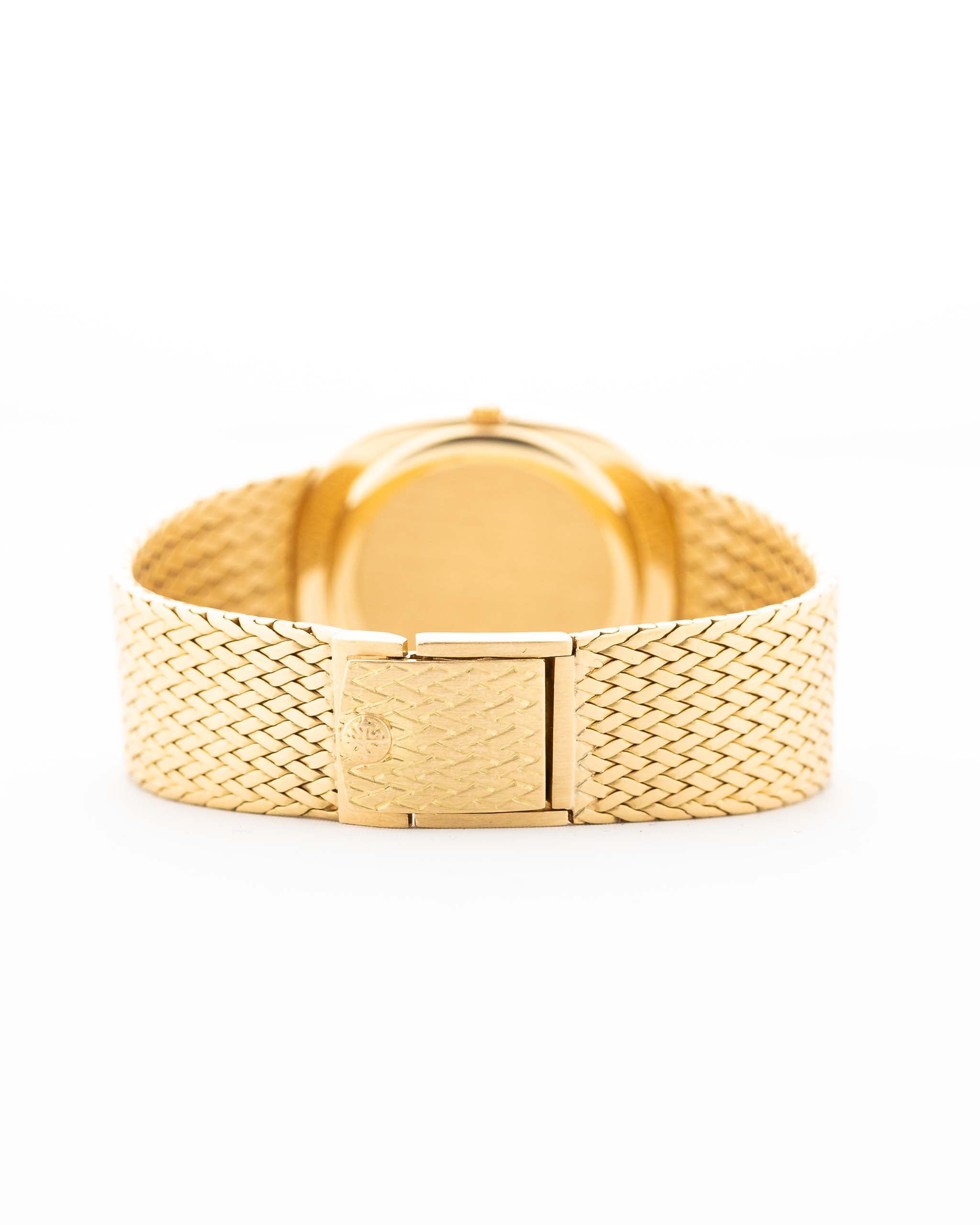 Photo en gros plan d'une Patek Philippe Ellipse 3605 Jumbo vintage avec bracelet en or de 1978. 33mm en or jaune 18 carats avec calibre automatique 28-255 C, cadran Sigma doré et bracelet en or intégré.