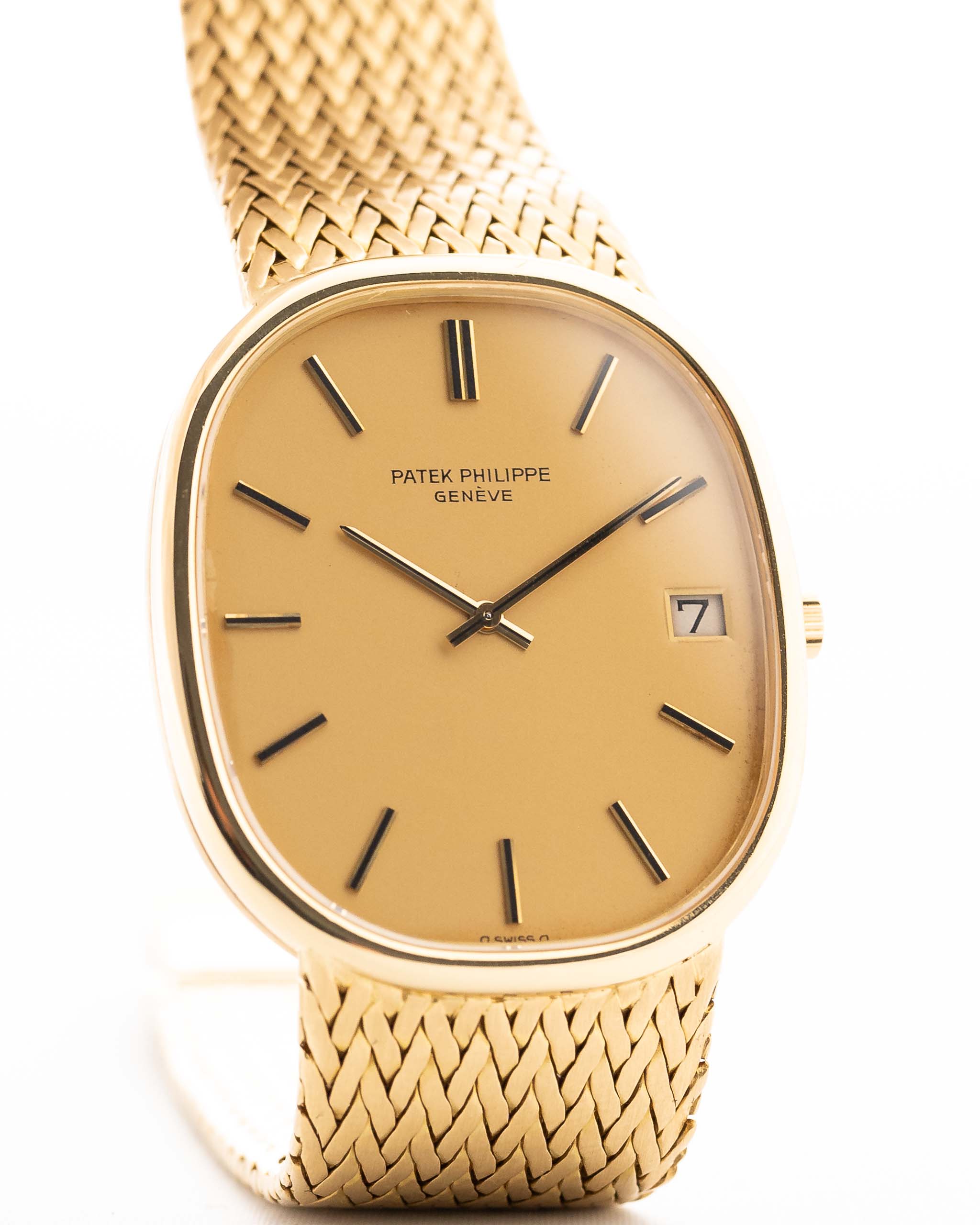 Photo en gros plan d'une Patek Philippe Ellipse 3605 Jumbo de 1978. 33mm en or jaune 18 carats avec calibre automatique 28-255 C, cadran Sigma doré et bracelet intégré en or.