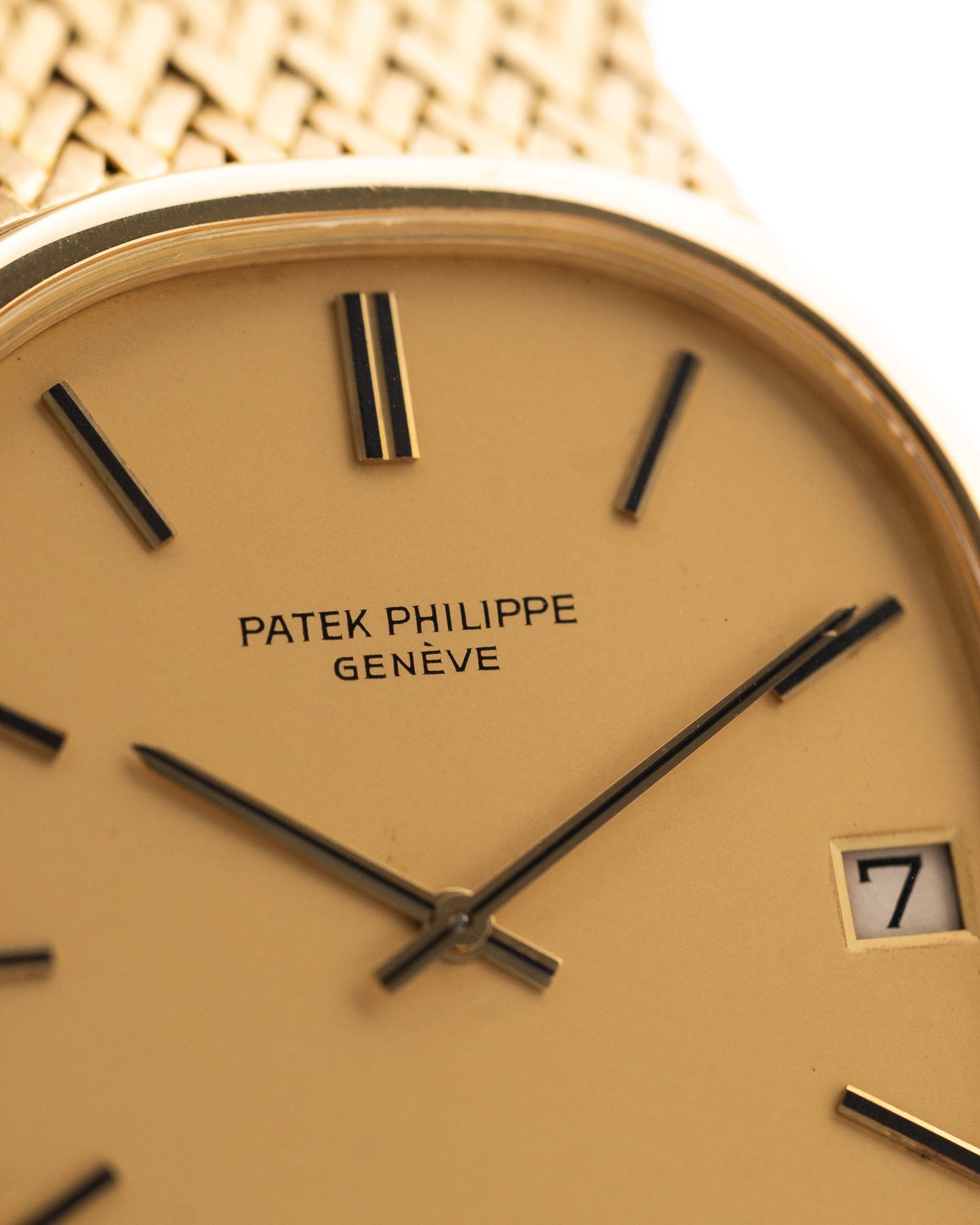Photo en gros plan d'une Patek Philippe Ellipse 3605 Jumbo Dial de 1978. 33mm en or jaune 18 carats avec calibre automatique 28-255 C, cadran Sigma doré et bracelet intégré en or.