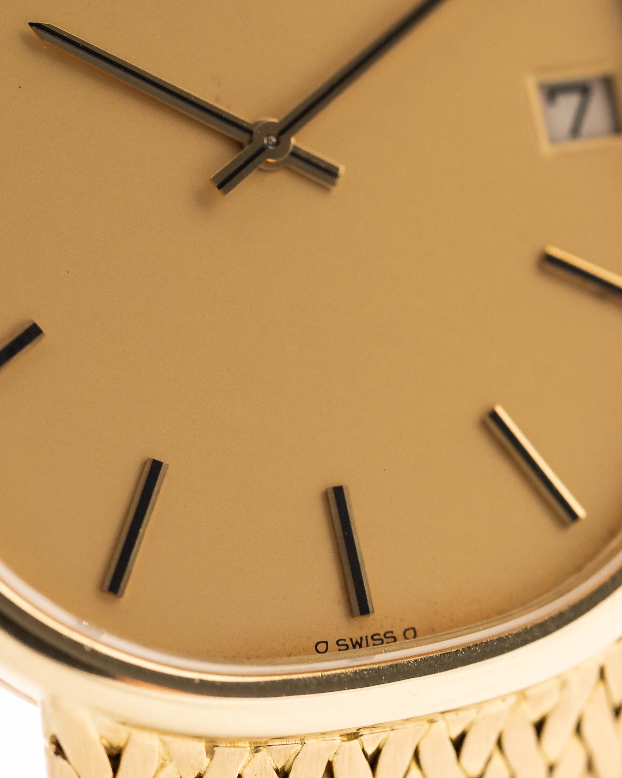 Photo en gros plan d'une Patek Philippe Ellipse 3605 Jumbo de 1978. 33mm en or jaune 18 carats avec calibre automatique 28-255 C, cadran Sigma doré et bracelet intégré en or.