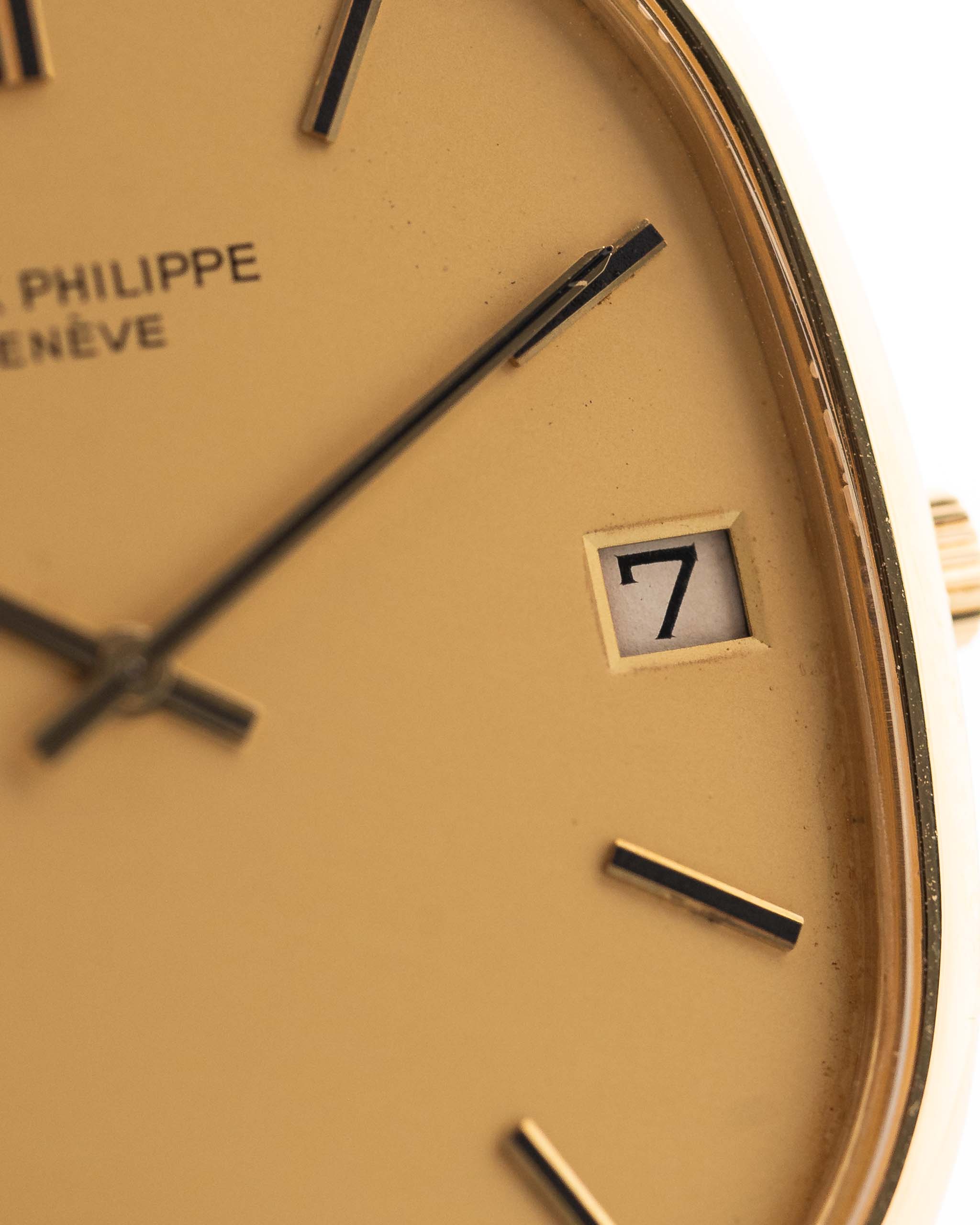 Photo en gros plan d'une Patek Philippe Ellipse 3605 Jumbo de 1978. 33mm en or jaune 18 carats avec calibre automatique 28-255 C, cadran Sigma doré et bracelet intégré en or.