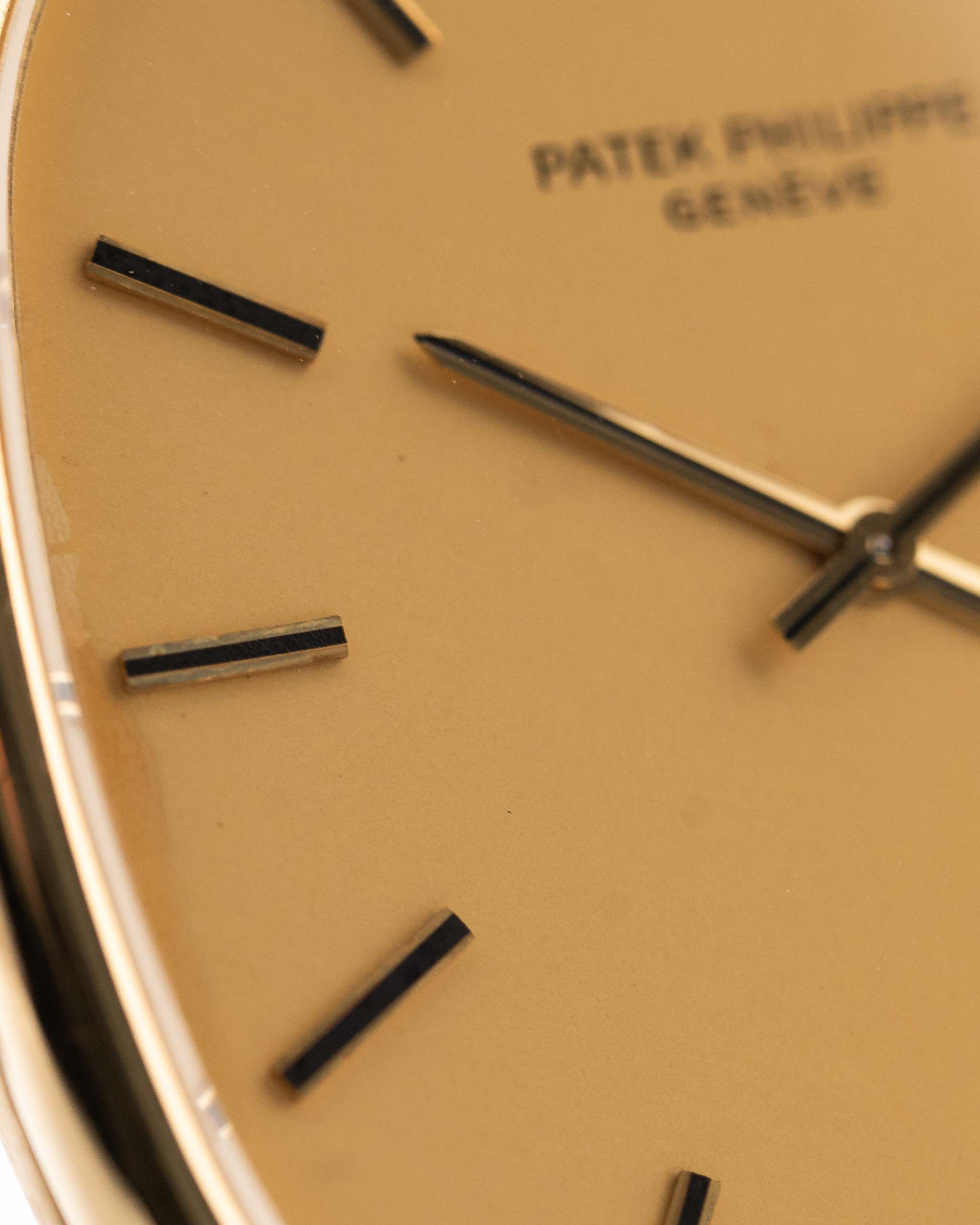 Photo en gros plan d'une Patek Philippe Ellipse 3605 Jumbo de 1978. 33mm en or jaune 18 carats avec calibre automatique 28-255 C, cadran Sigma doré et bracelet intégré en or.