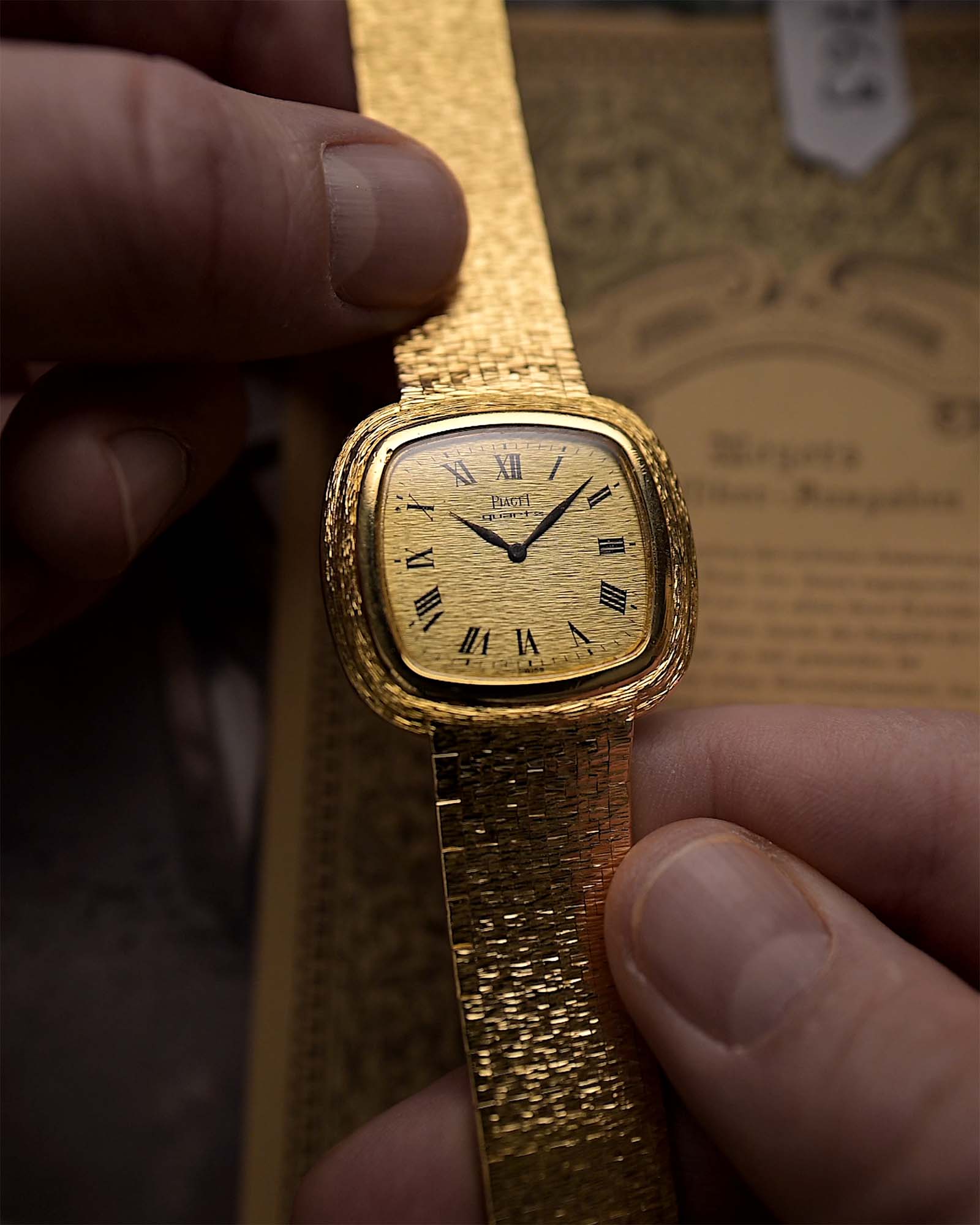 Montre vintage Piaget Square 75121 Roman Bark des années 1970. 34mm en or jaune 18k avec mouvement à quartz, cadran en or et bracelet intégré.