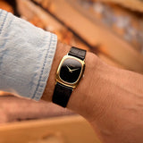 Montre Piaget Tonneau 9251 Onyx des années 1970 au poignet.