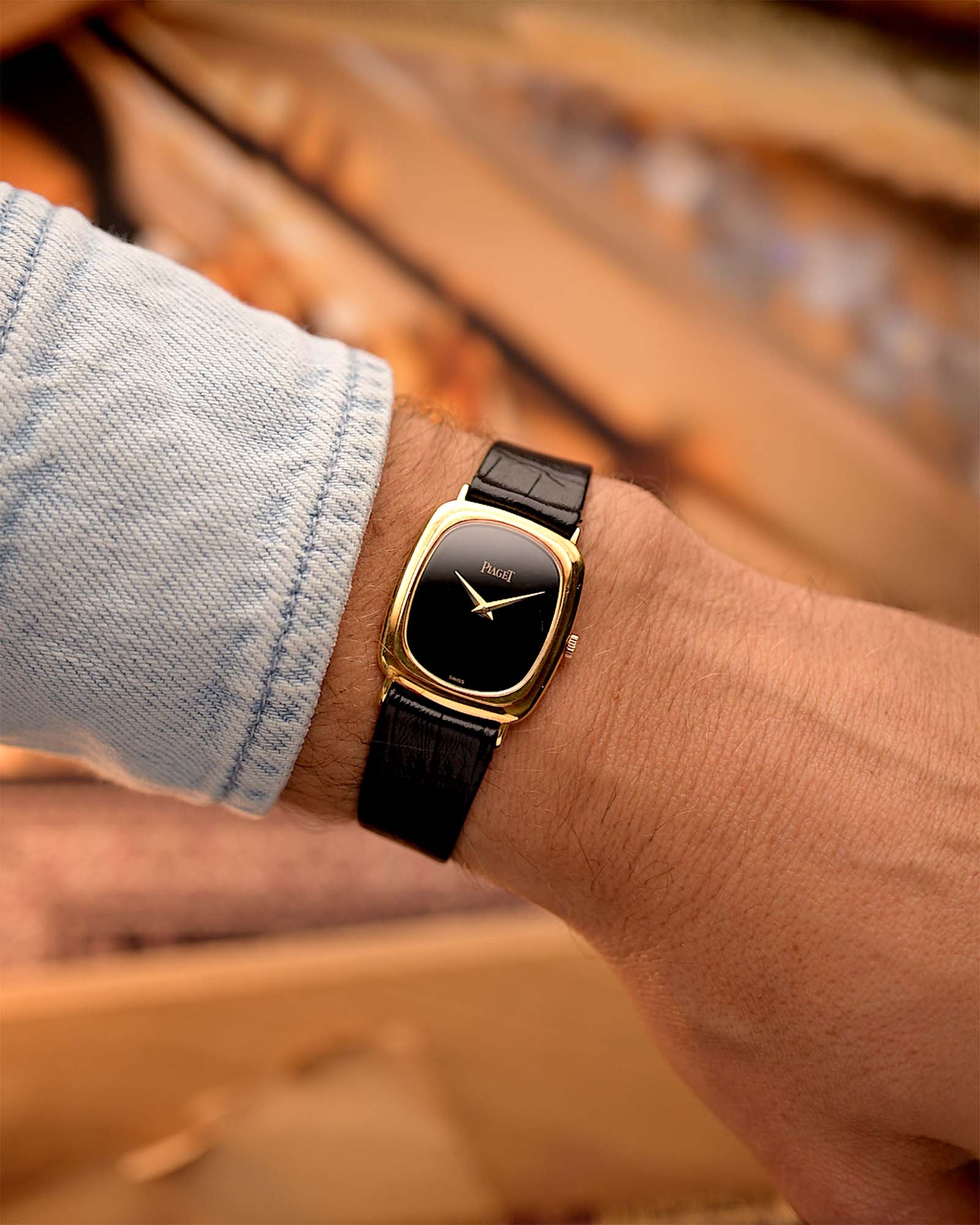 Montre Piaget Tonneau 9251 Onyx des années 1970 au poignet.