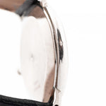 Gros plan sur une Piaget Altiplano 9025 Vintage avec boîtier en diamant 18k Grey des années 1990. 33mm en or blanc 18k avec mouvement à remontage manuel, cadran gris foncé soleillé, index en diamant et bracelet en cuir noir.