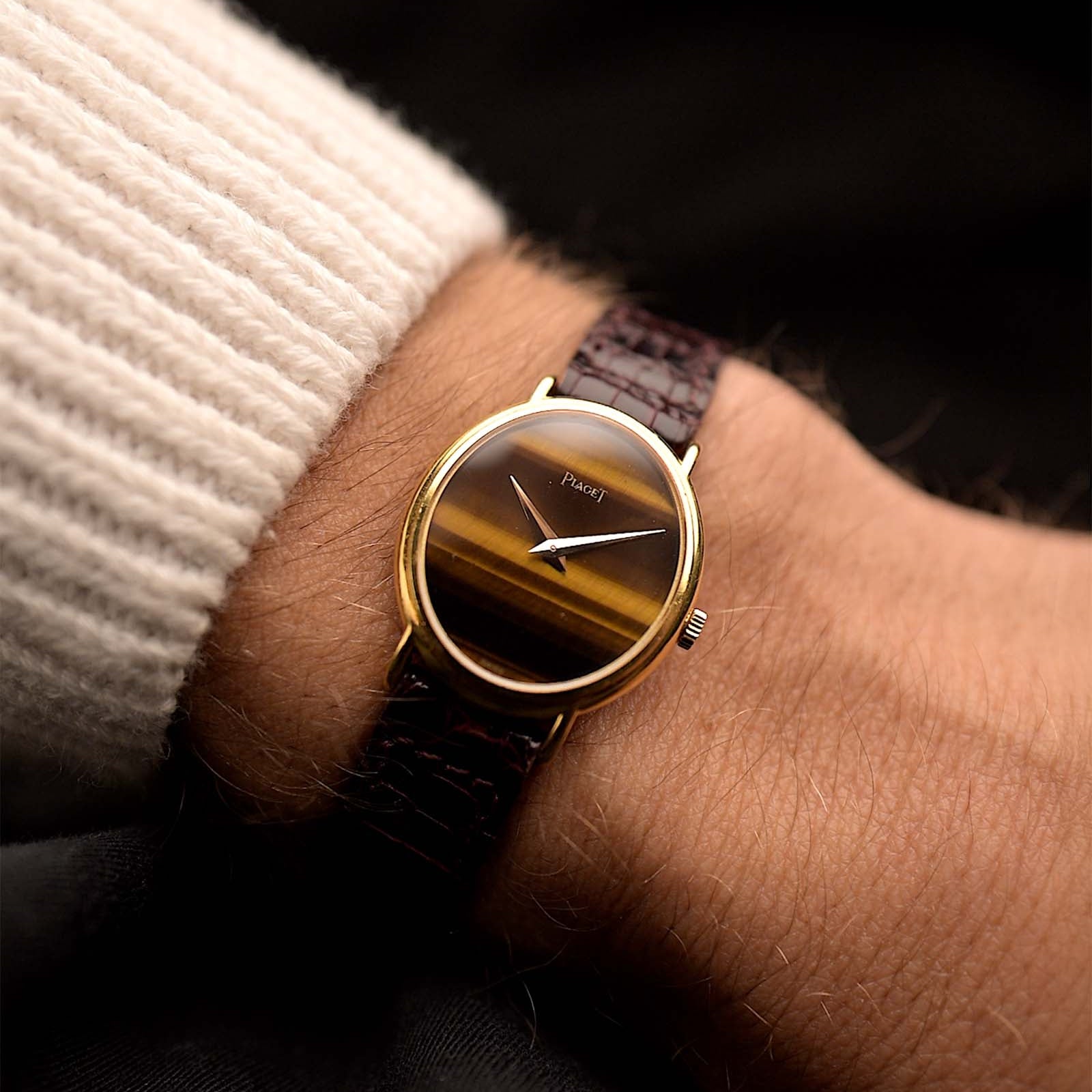 Montre Piaget Vintage Ellipse 9822 Tiger Eye 1970. En très bon état, 24mm avec boîtier en or jaune 18k, mouvement à remontage manuel, cadran Tiger Eye et bracelet en cuir.