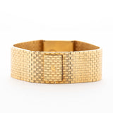 Gros plan sur le bracelet vintage Piaget Polo 7131 C5. 23mm en or jaune 18k avec cadran guilloché, bracelet intégré en or 18k et mouvement à quartz.