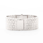 Photo en gros plan d'une Piaget Protocole 9133 Bark 18k des années 1970. 23mm en or blanc 18k avec mouvement à remontage manuel, cadran original en écorce et bracelet intégré.