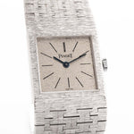 Photo en gros plan d'une Piaget Protocole 9133 Bark 18k des années 1970. 23mm en or blanc 18k avec mouvement à remontage manuel, cadran original en écorce et bracelet intégré.