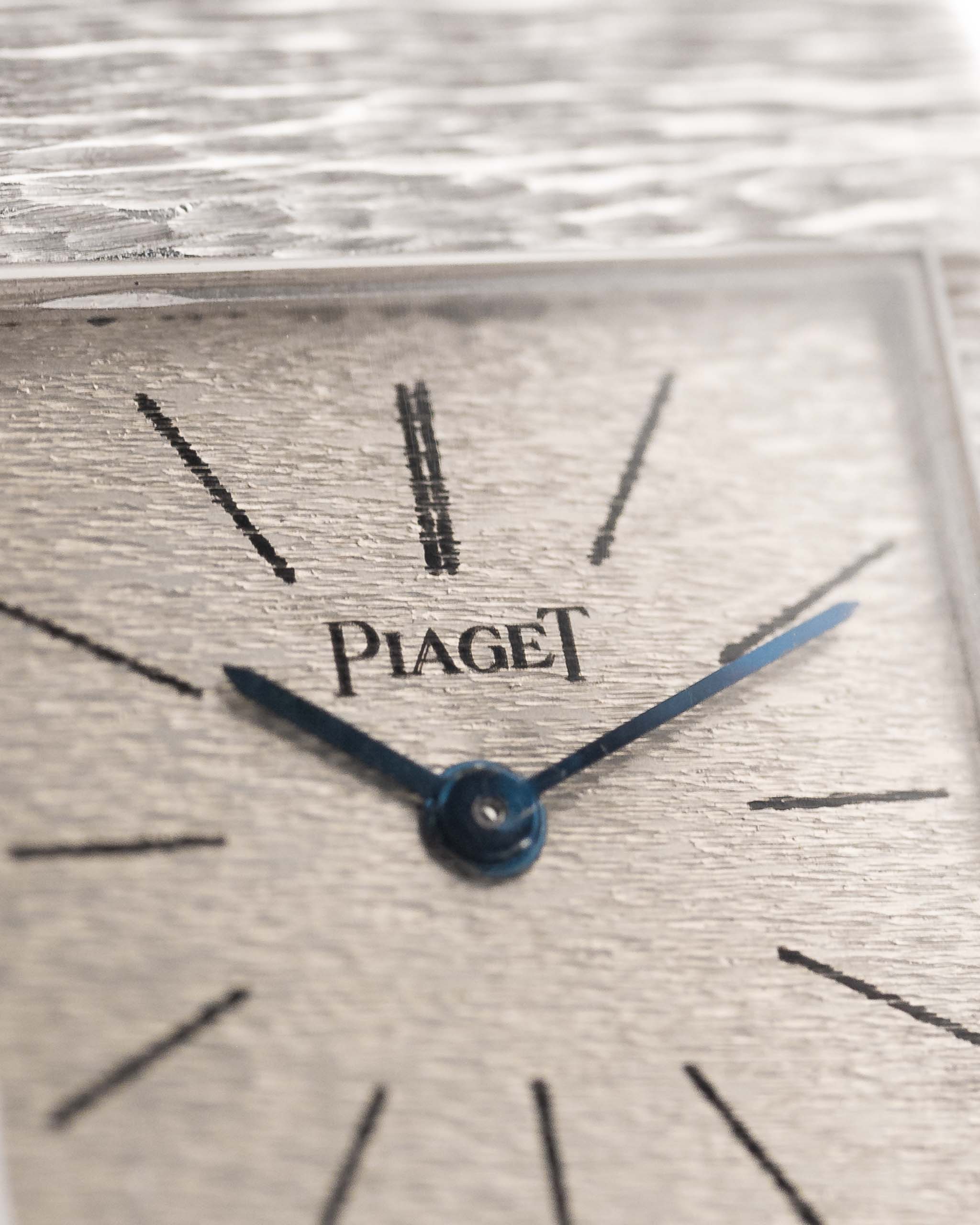 Photo en gros plan d'une Piaget Protocole 9133 Bark 18k des années 1970. 23mm en or blanc 18k avec mouvement à remontage manuel, cadran original en écorce et bracelet intégré.