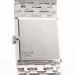 Photo en gros plan d'une Piaget Protocole 9133 Bark 18k des années 1970. 23mm en or blanc 18k avec mouvement à remontage manuel, cadran original en écorce et bracelet intégré.