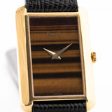 Montre Tank Piaget 9228 Tiger Eye des années 1970 au poignet. Cadran original Tiger Eye et bracelet en cuir.