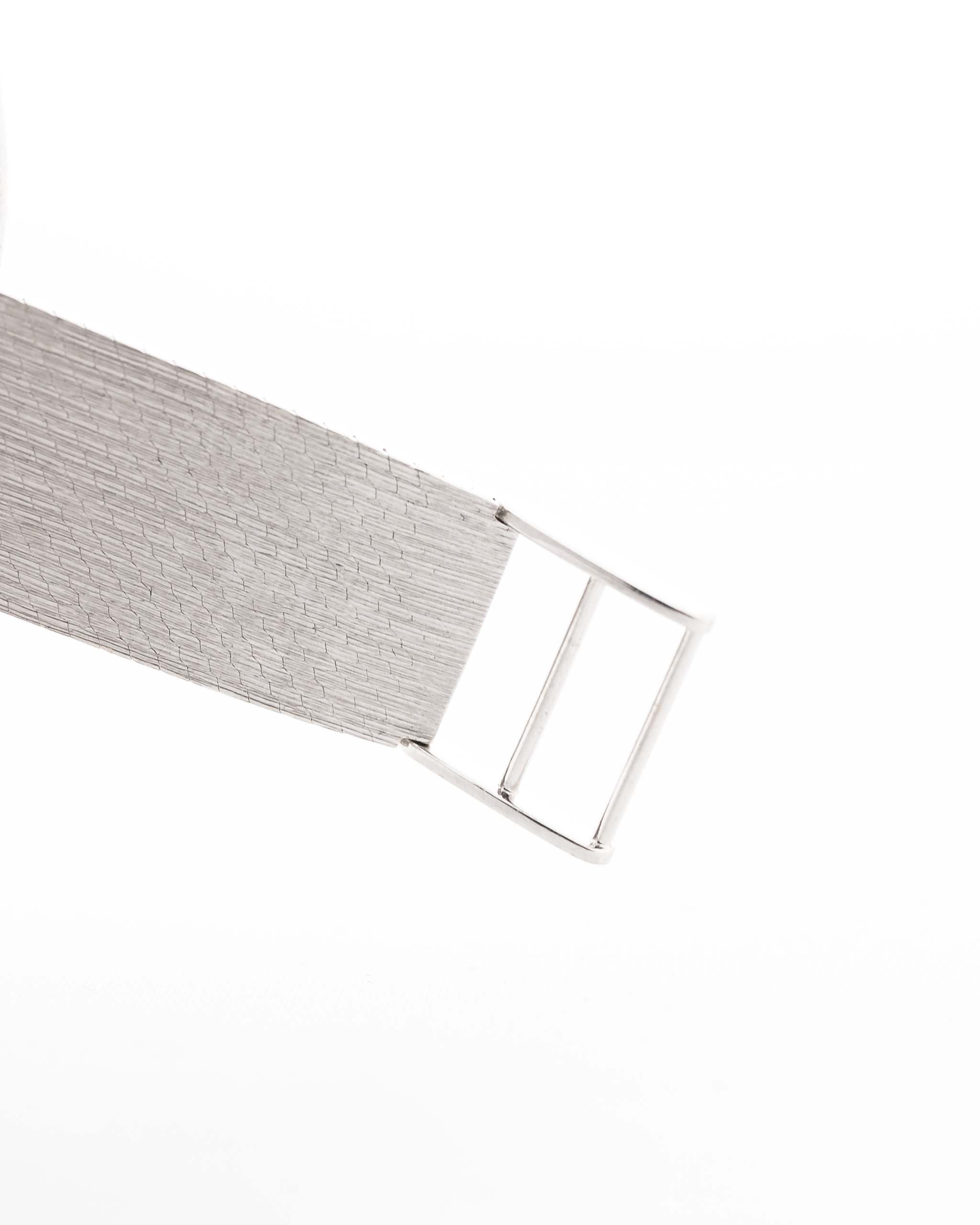 Photo en gros plan d'une Rolex Cellini 3805 Square 18k de 1970. 31.5mm en or blanc 18k avec mouvement à remontage manuel, cadran original argenté et bracelet en or blanc.