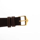 Photo en gros plan d'une Rolex Datejust 1601 Tiger Eye de 1974. 36mm avec boîtier en or jaune 18K, cadran en pierre Tiger Eye, mouvement automatique et bracelet en cuir.