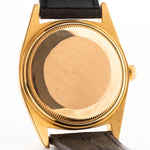 Photo en gros plan d'une Rolex Datejust 1601 Tiger Eye de 1974. 36mm avec boîtier en or jaune 18K, cadran en pierre Tiger Eye, mouvement automatique et bracelet en cuir.