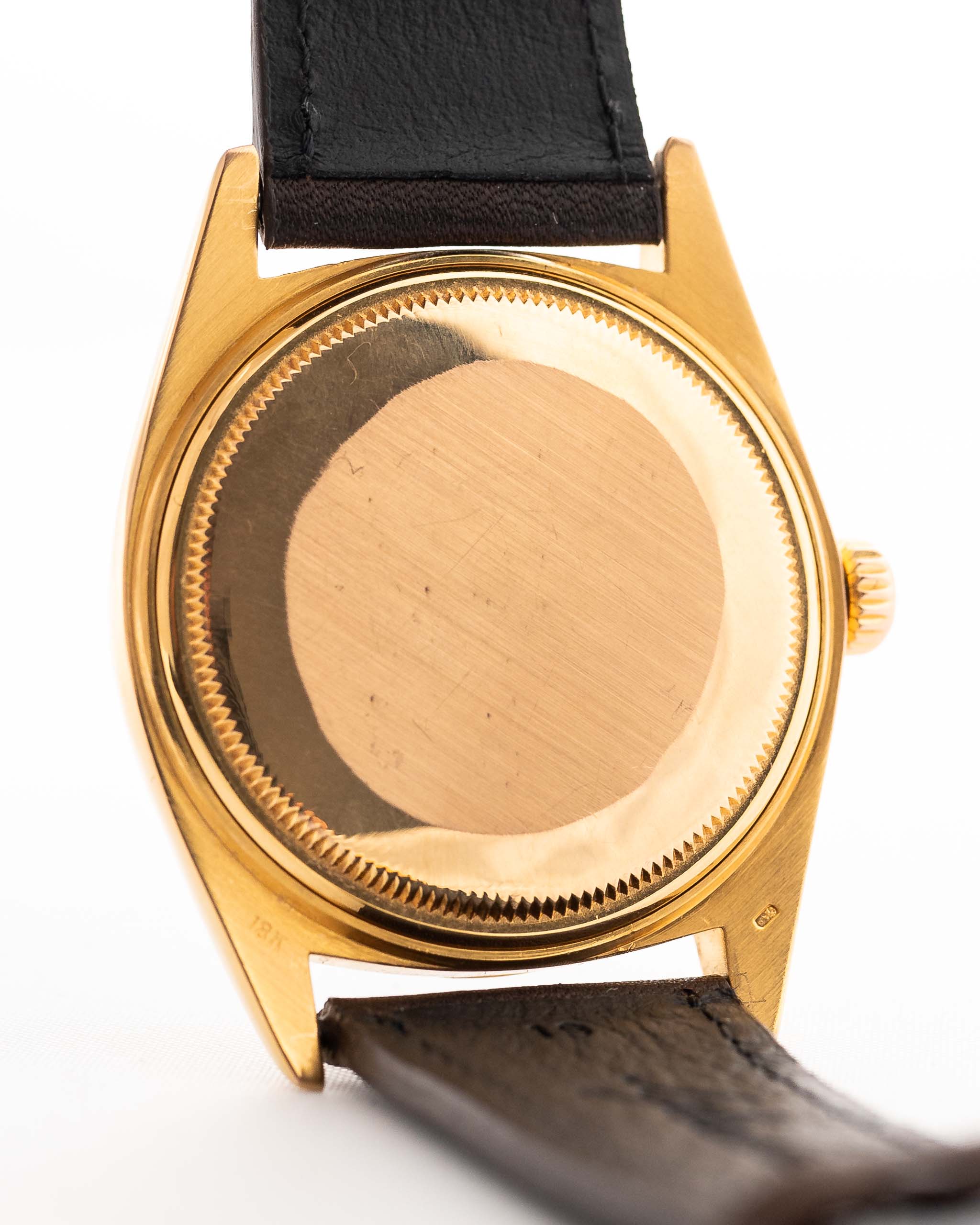 Photo en gros plan d'une Rolex Datejust 1601 Tiger Eye de 1974. 36mm avec boîtier en or jaune 18K, cadran en pierre Tiger Eye, mouvement automatique et bracelet en cuir.