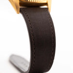 Photo en gros plan d'une Rolex Datejust 1601 Tiger Eye de 1974. 36mm avec boîtier en or jaune 18K, cadran en pierre Tiger Eye, mouvement automatique et bracelet en cuir.