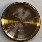 Photo en gros plan d'une Rolex Datejust 1601 Tiger Eye de 1974. 36mm avec boîtier en or jaune 18K, cadran en pierre Tiger Eye, mouvement automatique et bracelet en cuir.