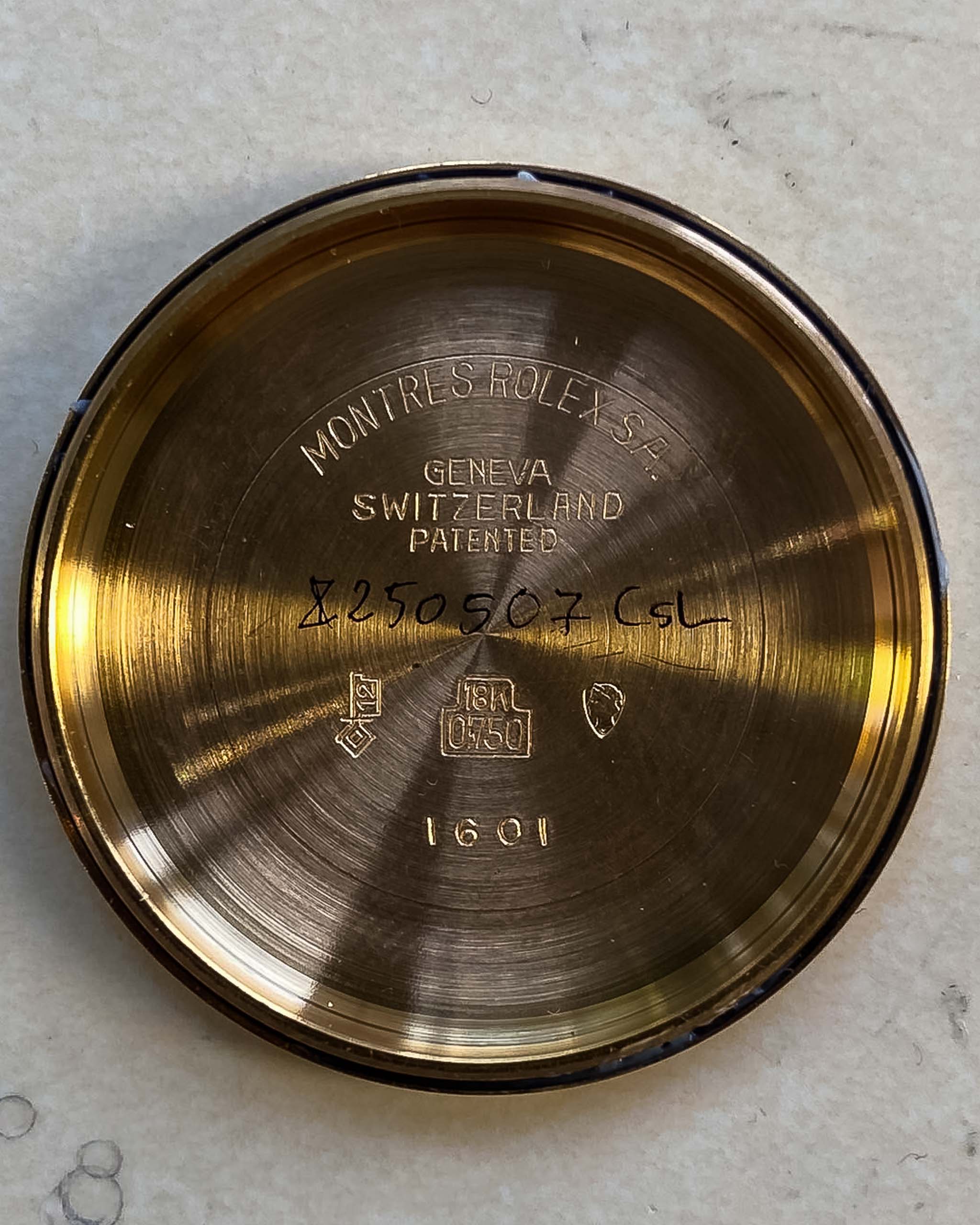 Photo en gros plan d'une Rolex Datejust 1601 Tiger Eye de 1974. 36mm avec boîtier en or jaune 18K, cadran en pierre Tiger Eye, mouvement automatique et bracelet en cuir.