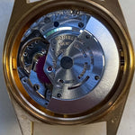 Photo en gros plan d'une Rolex Datejust 1601 Tiger Eye de 1974. 36mm avec boîtier en or jaune 18K, cadran en pierre Tiger Eye, mouvement automatique et bracelet en cuir.