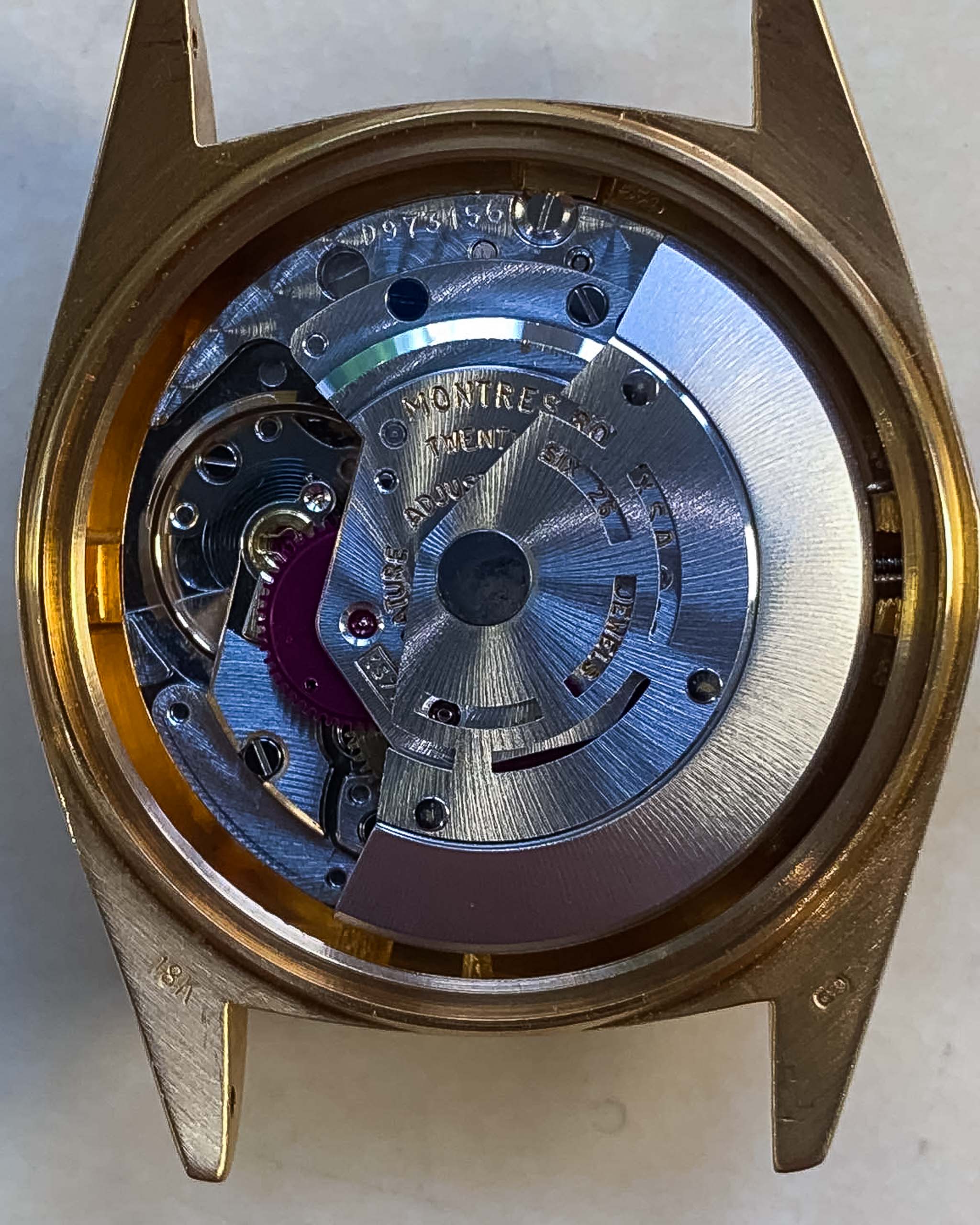 Photo en gros plan d'une Rolex Datejust 1601 Tiger Eye de 1974. 36mm avec boîtier en or jaune 18K, cadran en pierre Tiger Eye, mouvement automatique et bracelet en cuir.