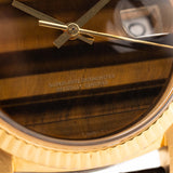 Photo en gros plan d'une Rolex Datejust 1601 Tiger Eye de 1974. 36mm avec boîtier en or jaune 18K, cadran en pierre Tiger Eye, mouvement automatique et bracelet en cuir.