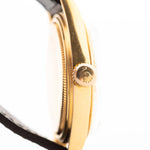 Photo en gros plan d'une Rolex Datejust 1601 Tiger Eye de 1974. 36mm avec boîtier en or jaune 18K, cadran en pierre Tiger Eye, mouvement automatique et bracelet en cuir.