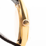 Photo en gros plan d'une Rolex Datejust 1601 Tiger Eye de 1974. 36mm avec boîtier en or jaune 18K, cadran en pierre Tiger Eye, mouvement automatique et bracelet en cuir.