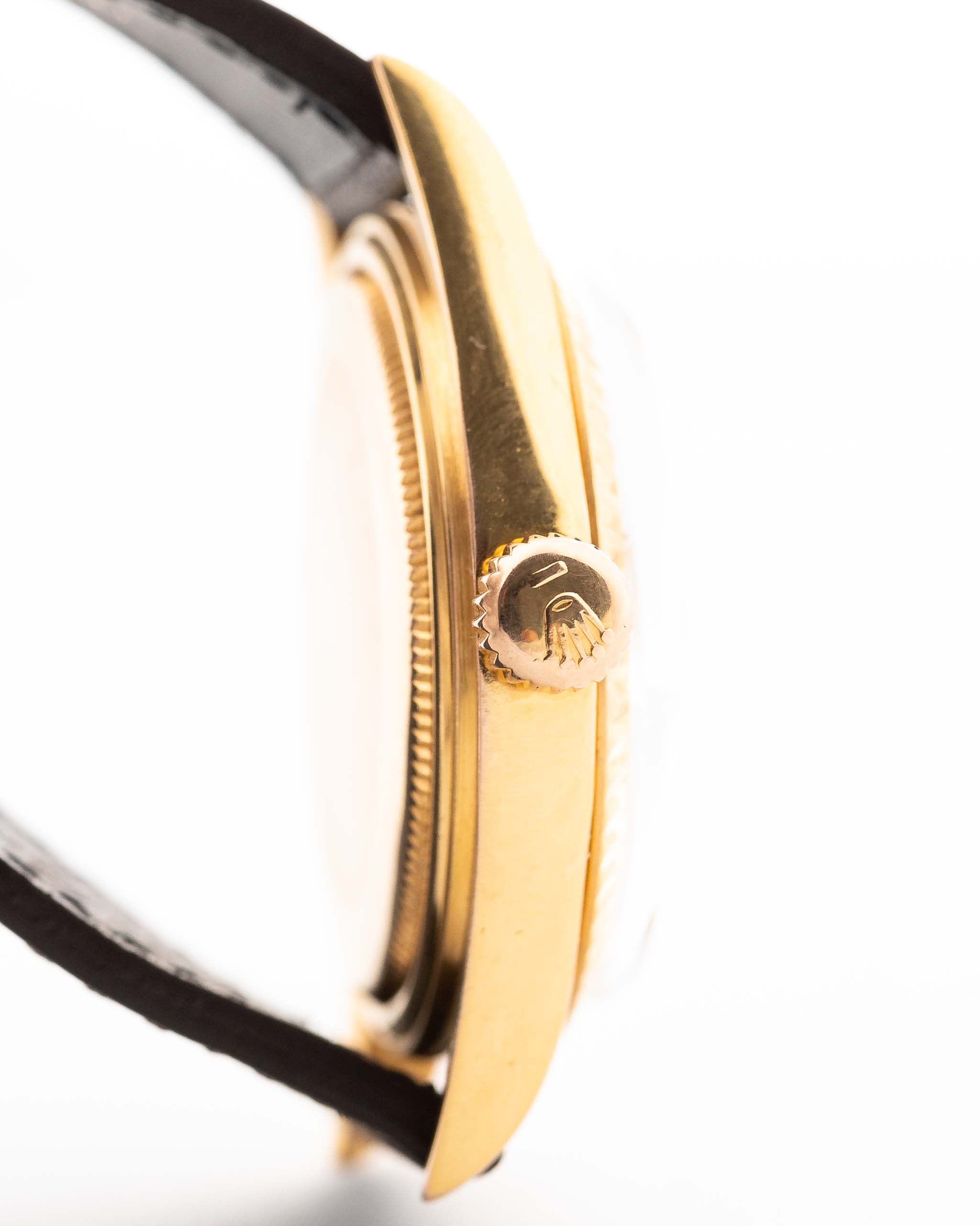 Photo en gros plan d'une Rolex Datejust 1601 Tiger Eye de 1974. 36mm avec boîtier en or jaune 18K, cadran en pierre Tiger Eye, mouvement automatique et bracelet en cuir.